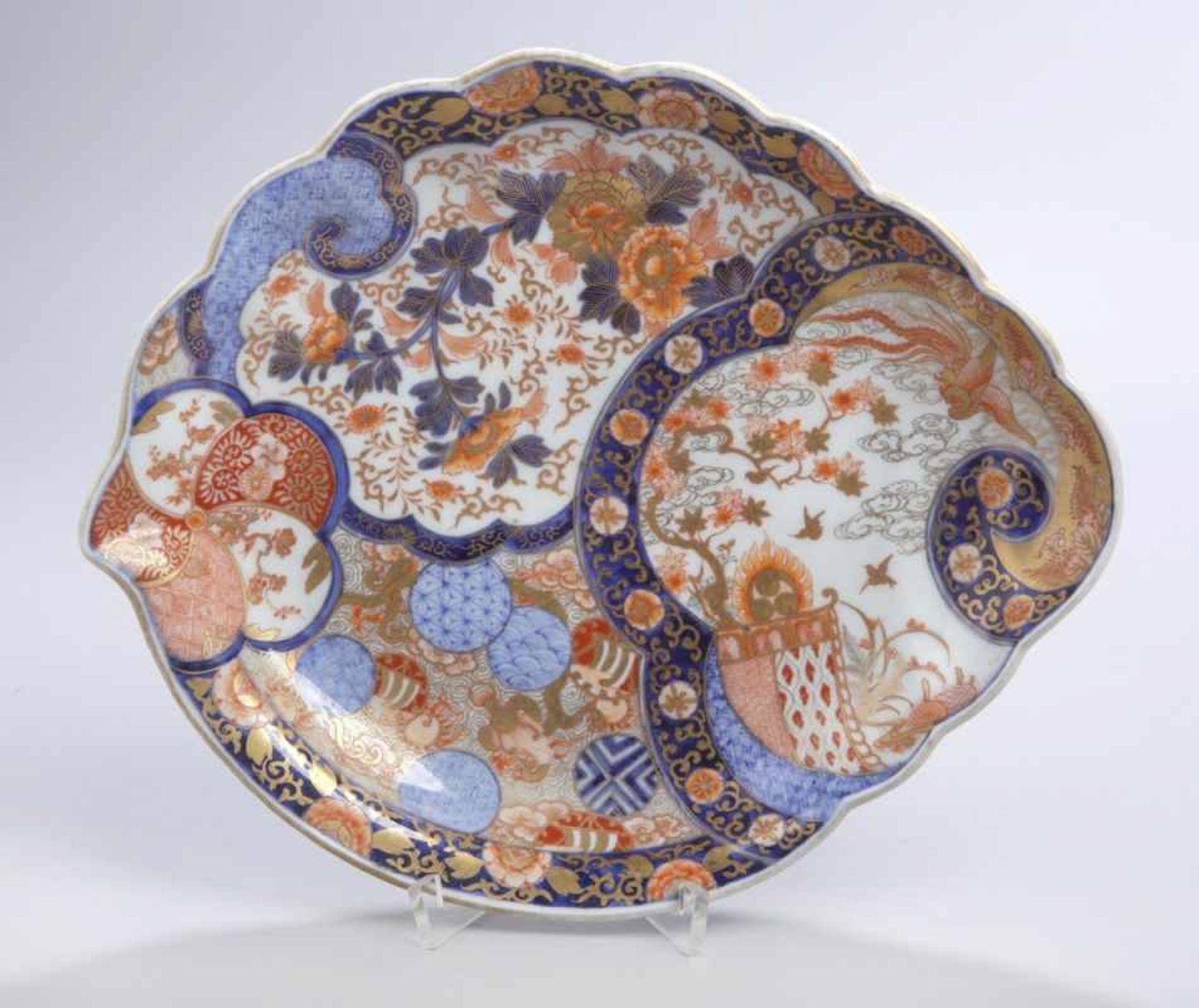 Porzellan-Zierschale, Japan, Meiji-Periode, Imari, Standring, oval gemuldete Form mit