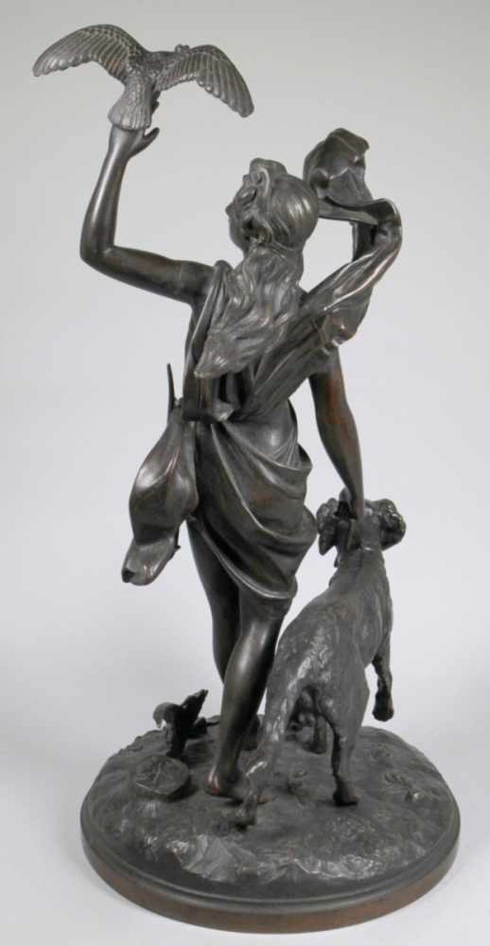 Bronze-Plastik, "Diana mit Jagdhund", unleserlich signierender Bildhauer um 1900, - Bild 2 aus 3