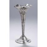 Vase, Persien, um 1900, Silber, Trompetenfuß, Röhrenkorpus mit blütenförmig gebogt<br