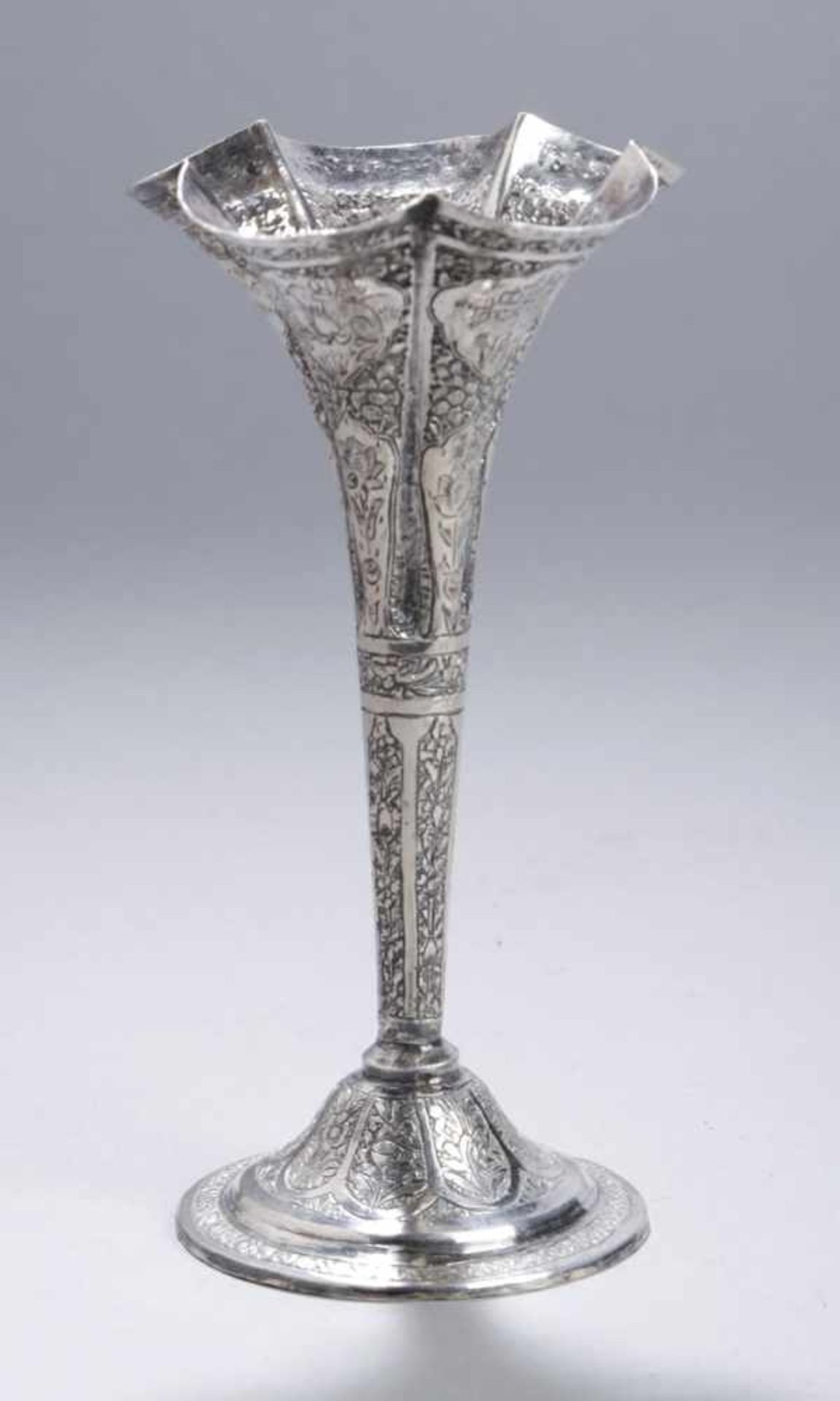 Vase, Persien, um 1900, Silber, Trompetenfuß, Röhrenkorpus mit blütenförmig gebogt<br