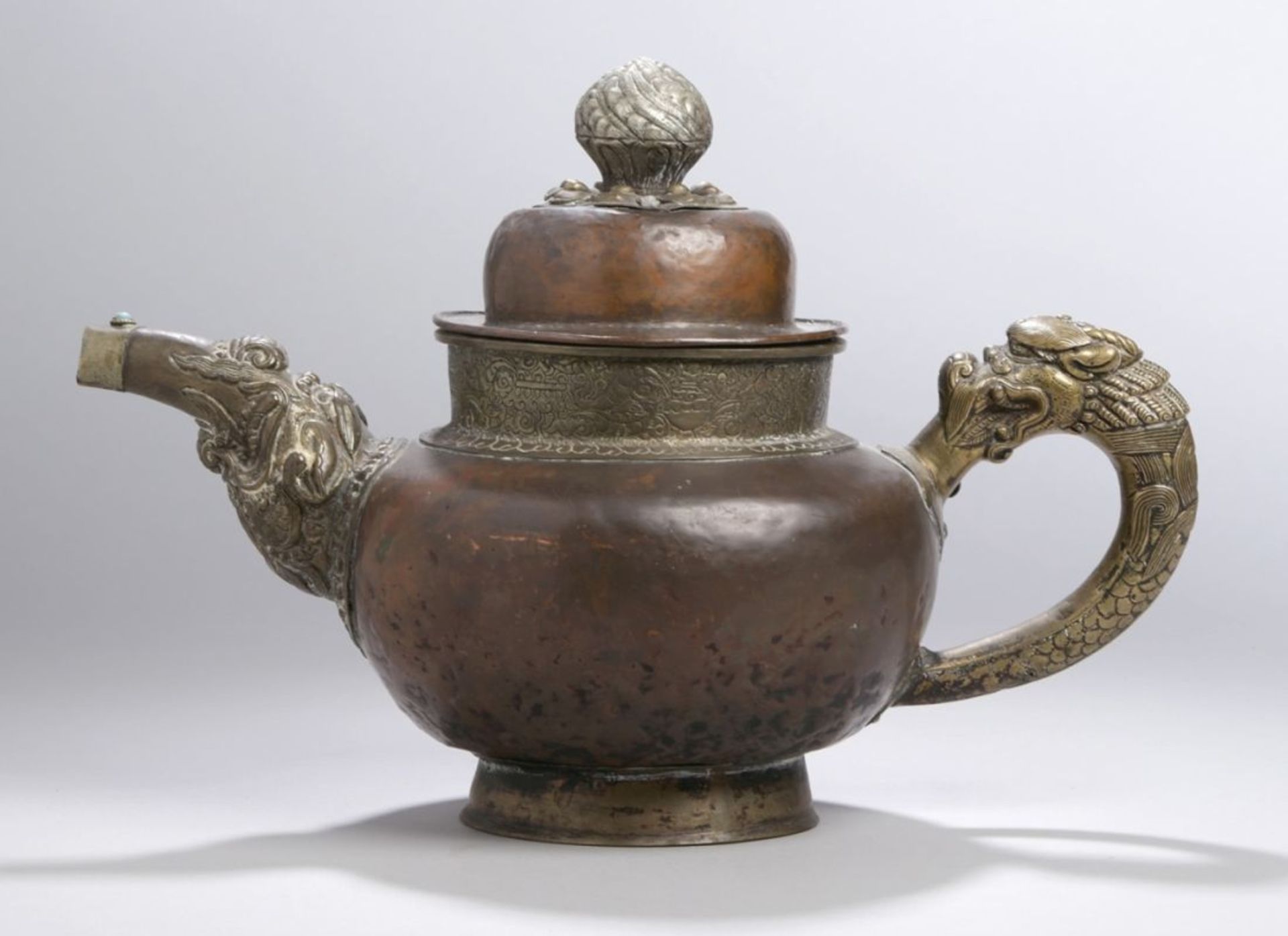 Kupfer-Altarritualkanne, Tibet, 18. Jh., stiltypische Form mit Schwanenhalsausguss mit
