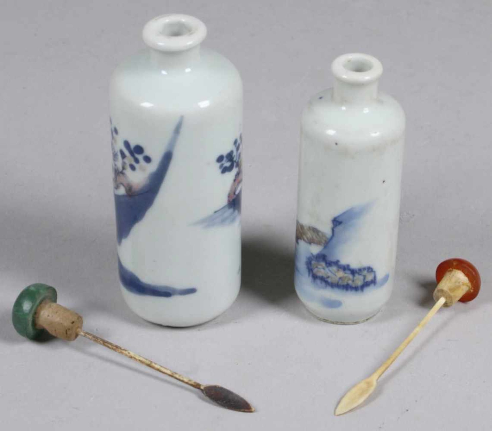 Zwei Porzellan-Snuffbottles, China, um 1900, Flaschenform mit eingezogenem Hals und - Bild 2 aus 4