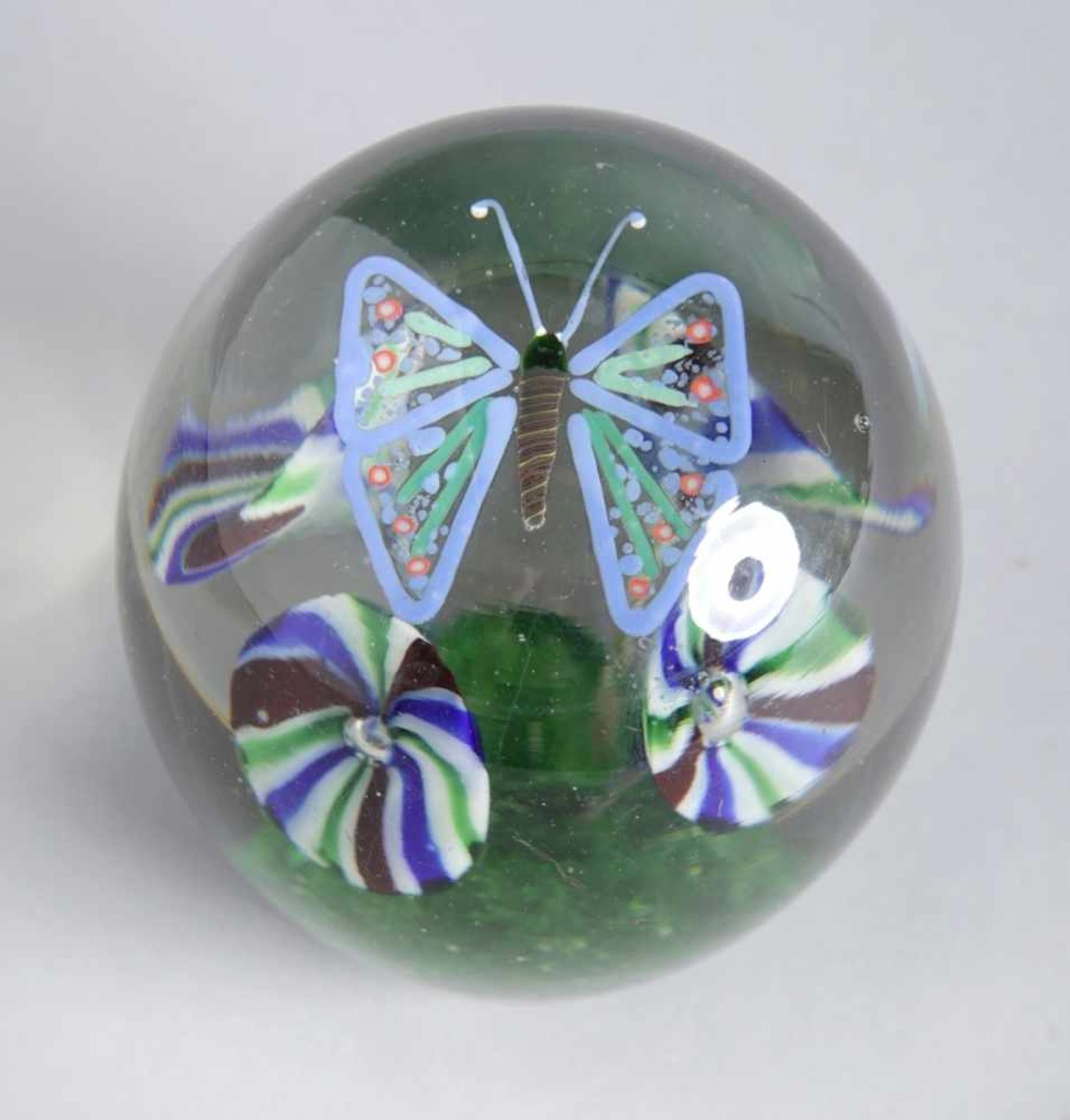 Glas-Paperweight, Böhmen/Tschechoslowakei, um 1900-25, über plan geschliffener Standfläche<br