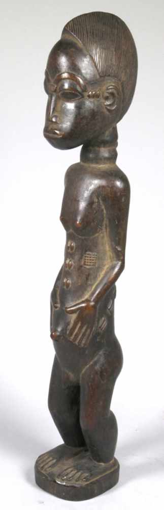 Ahnen-Figur, Baule, Elfenbeinküste, auf kleiner, rundlicher Plinthe vollplastische,< - Image 2 of 3