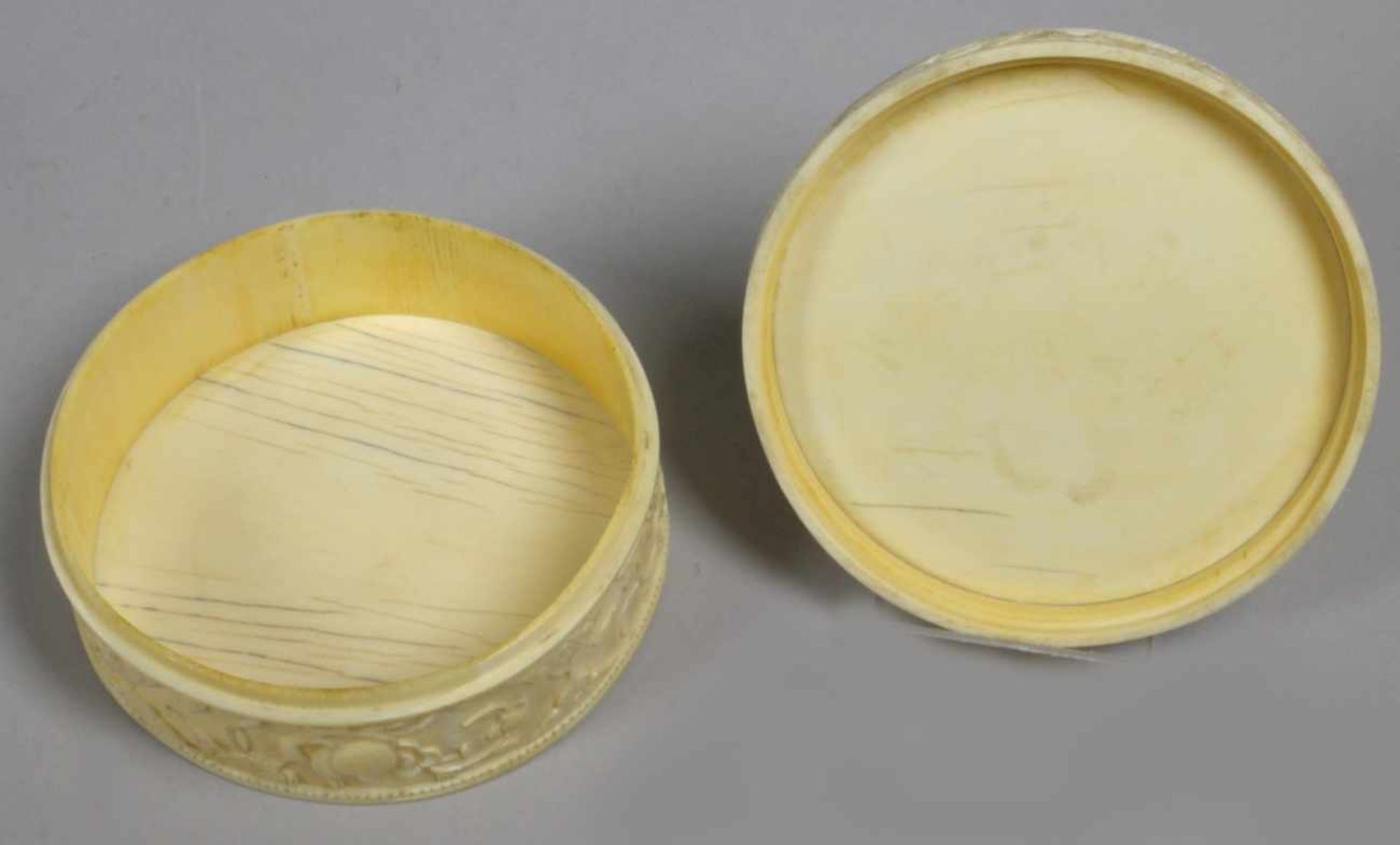 Elfenbein-Deckeldose, China, um 1900, runde, zylindrische Form, abgeflachter Deckel, - Bild 2 aus 3