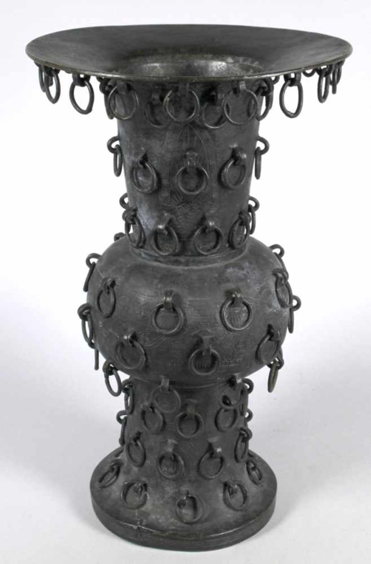Bronze-Ziervase, China, 18./19. Jh., über trompetenförmig ausgestelltem Stand kugliger<b - Bild 2 aus 5