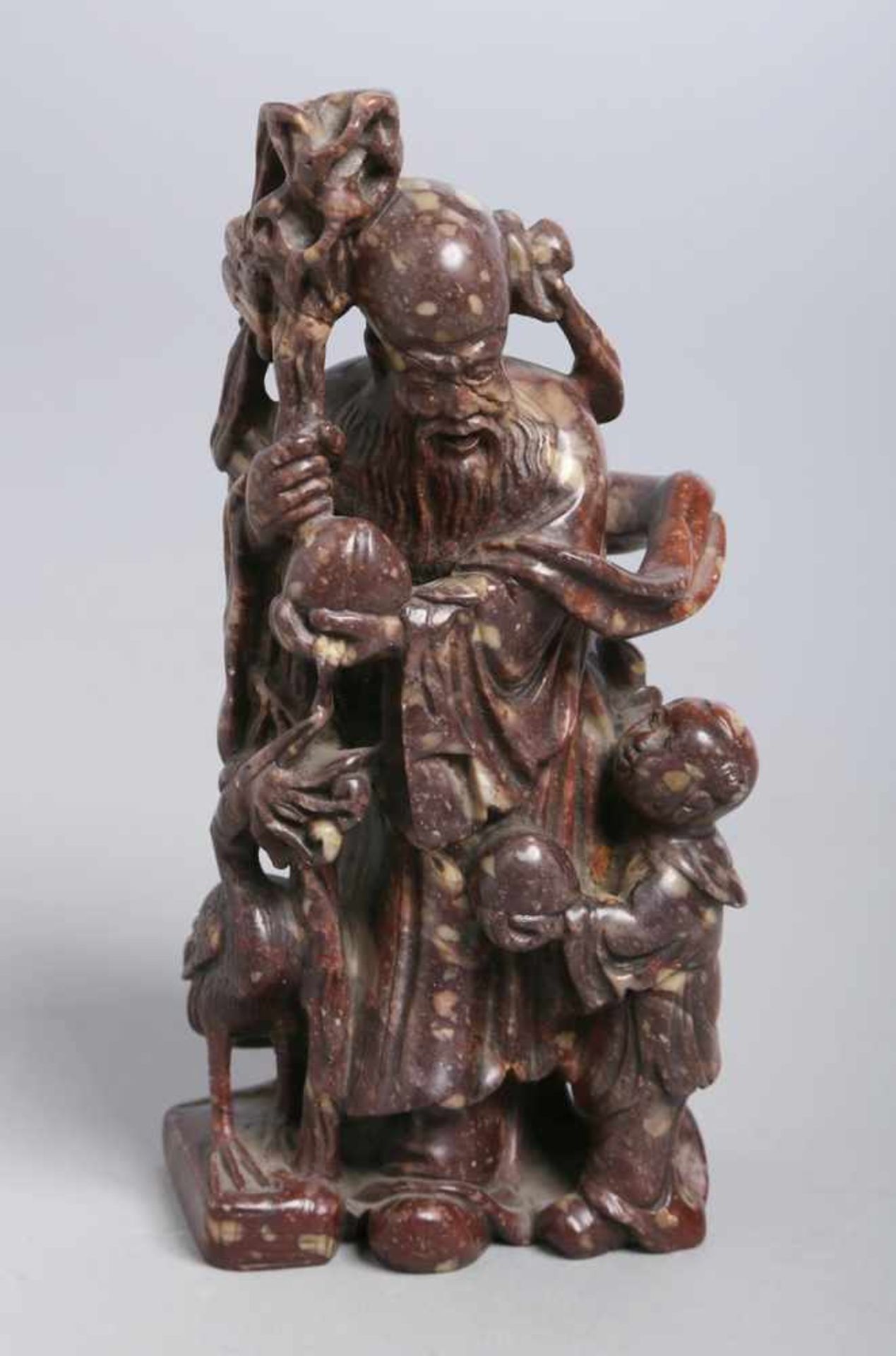 Stein-Schnitzerei, "Luohan mit Kind", China, 19. Jh., vollplastische, stehende Darstellung