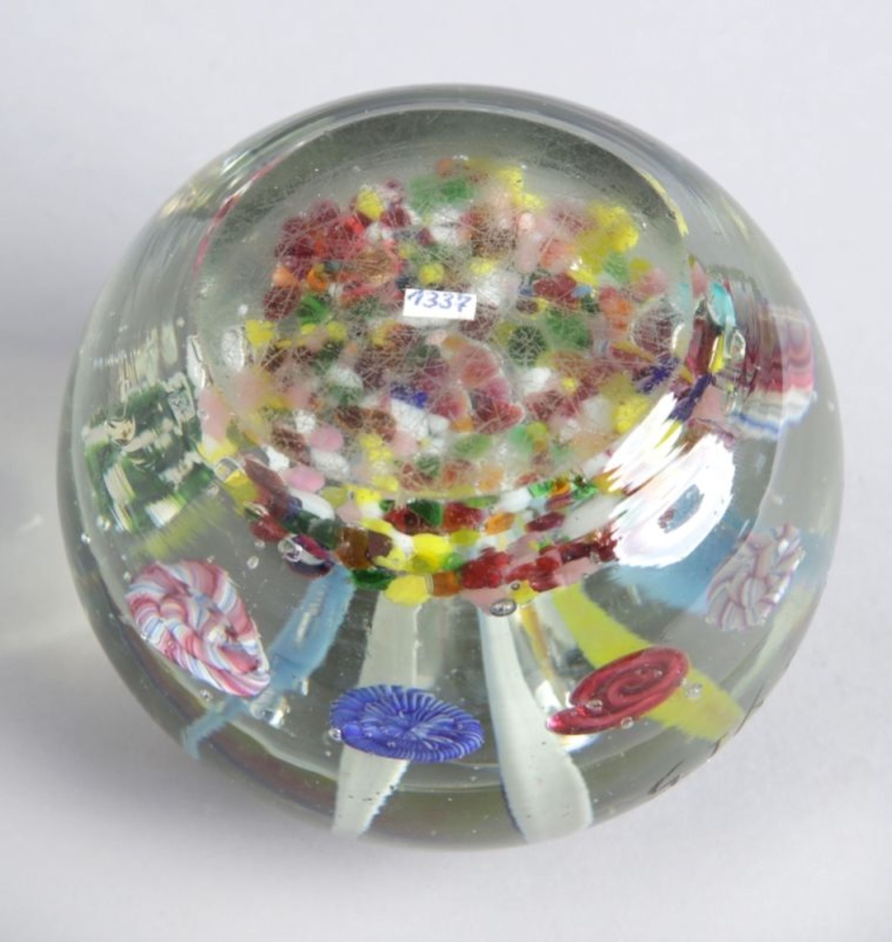 Glas-Paperweight, Böhmen/Tschechoslowakei, um 1915, über plan geschliffener Standfläche<br - Bild 3 aus 3