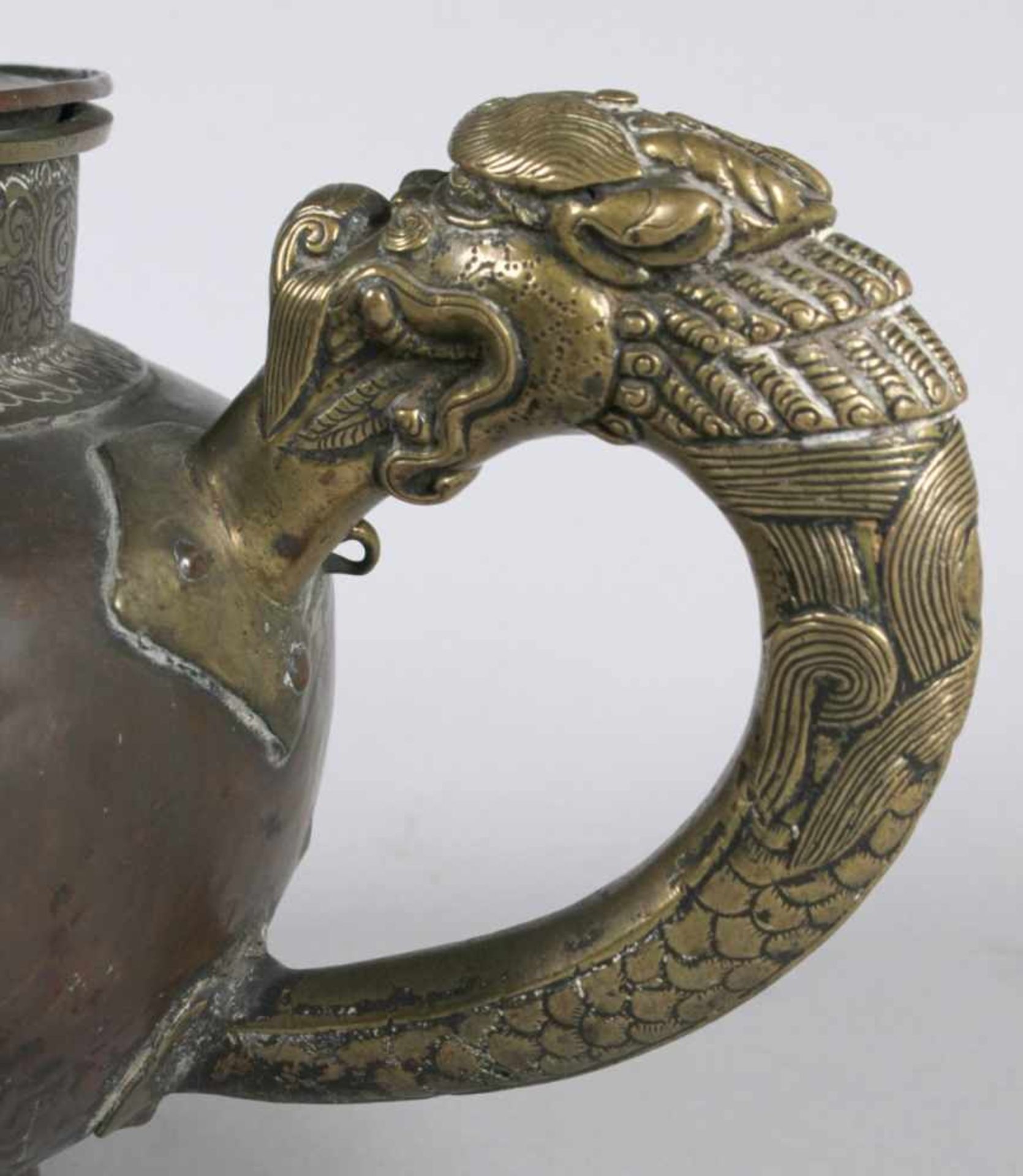 Kupfer-Altarritualkanne, Tibet, 18. Jh., stiltypische Form mit Schwanenhalsausguss mit - Bild 4 aus 6