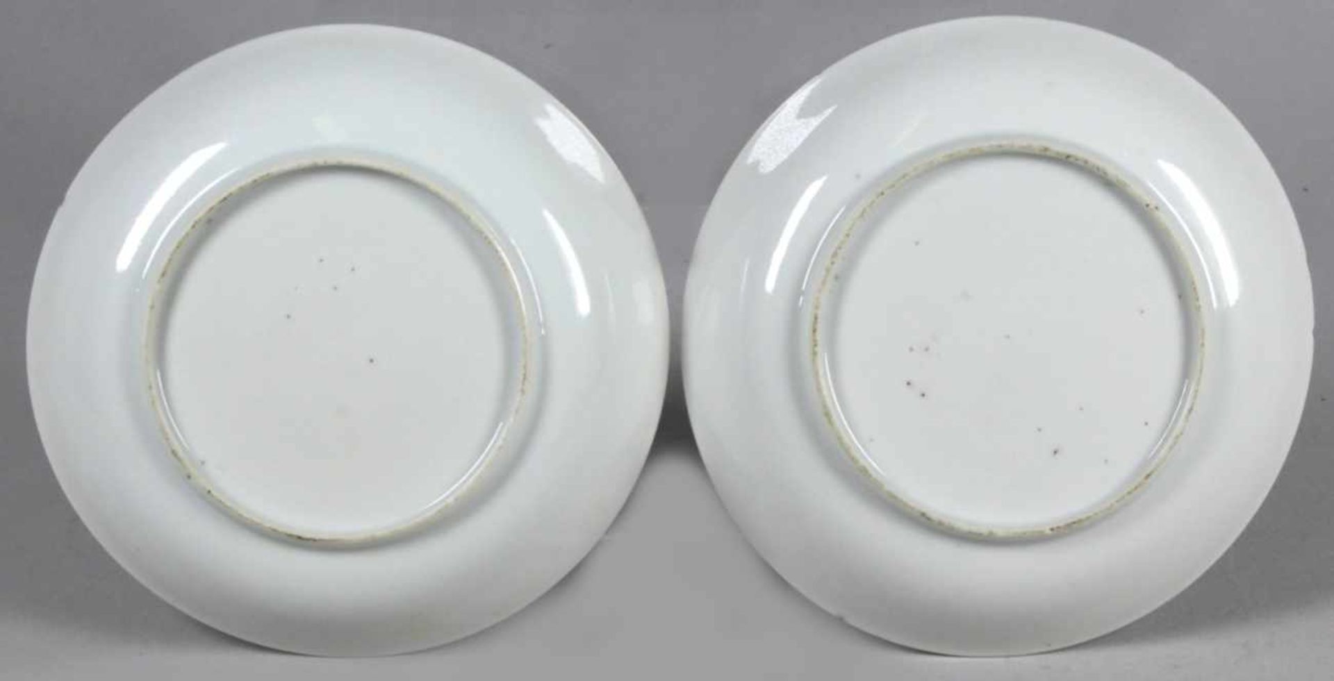 Ein Paar Porzellan-Schälchen bzw. Untertassen, China, 18. Jh., gemuldete Form, polychrom< - Bild 2 aus 2