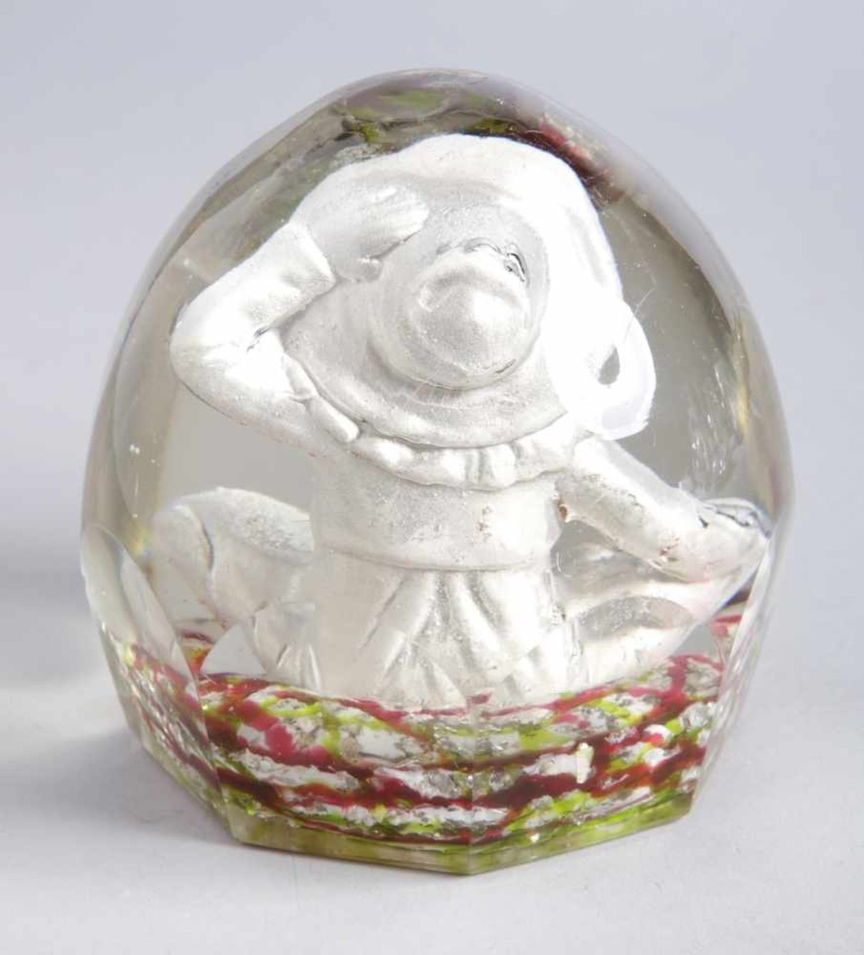 Glas-Paperweight, wohl Böhmen/Tschechoslowakei, um 1890-1920, achteckiger Stand, schwerer< - Bild 2 aus 3