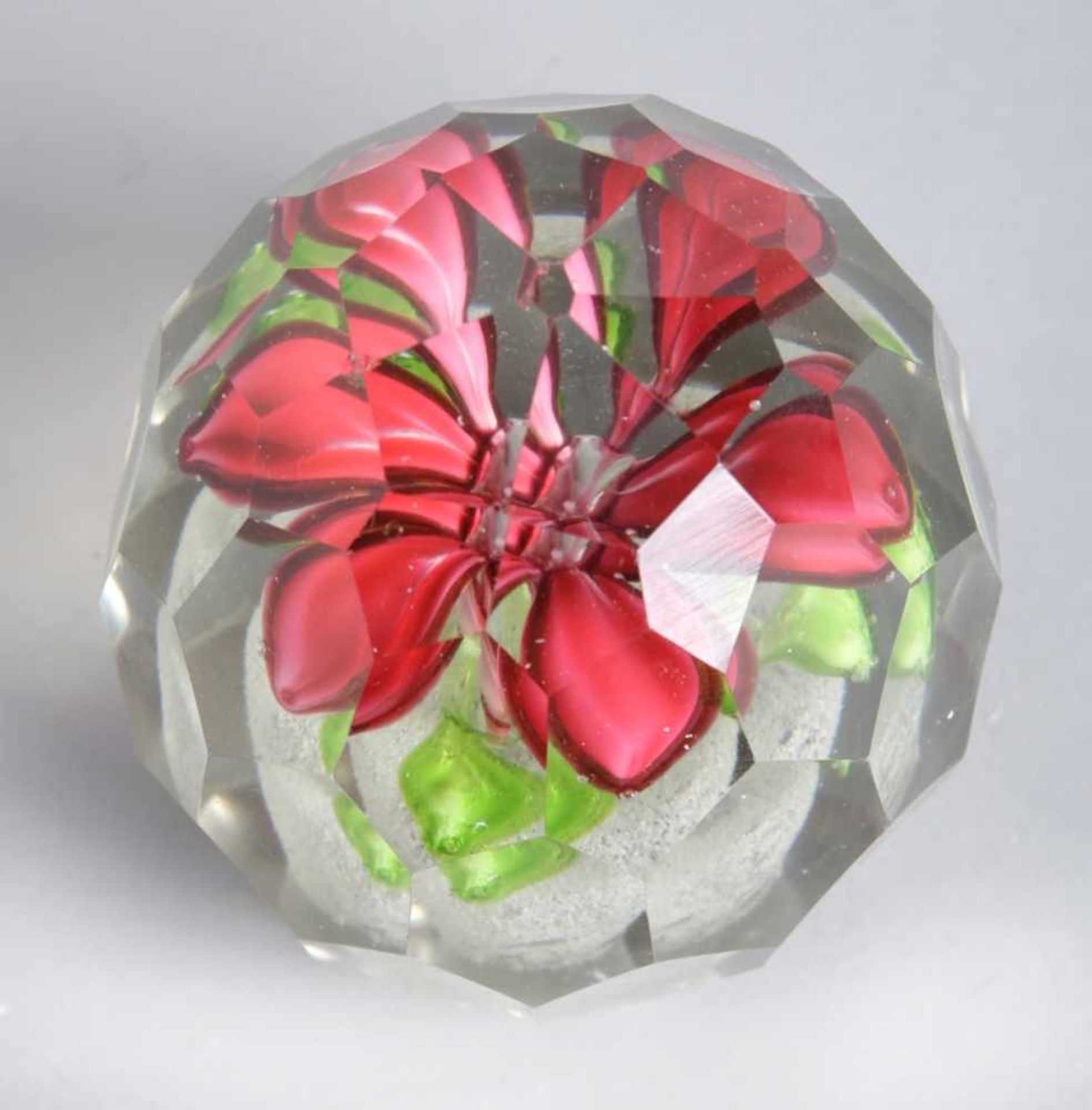 Glas-Paperweight, wohl Böhmen/Tschechoslowakei, um 1910-30, rundlich-elfeckiger Stand,< - Bild 2 aus 3