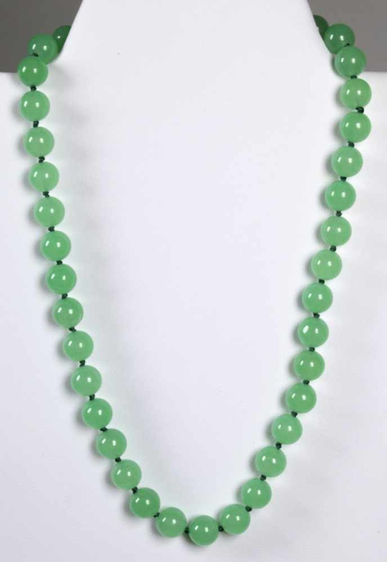 Jade-Halskette, Choker geknüpft, D ca. 10 mm, Farbe: hellgrün, silberfarbene<b