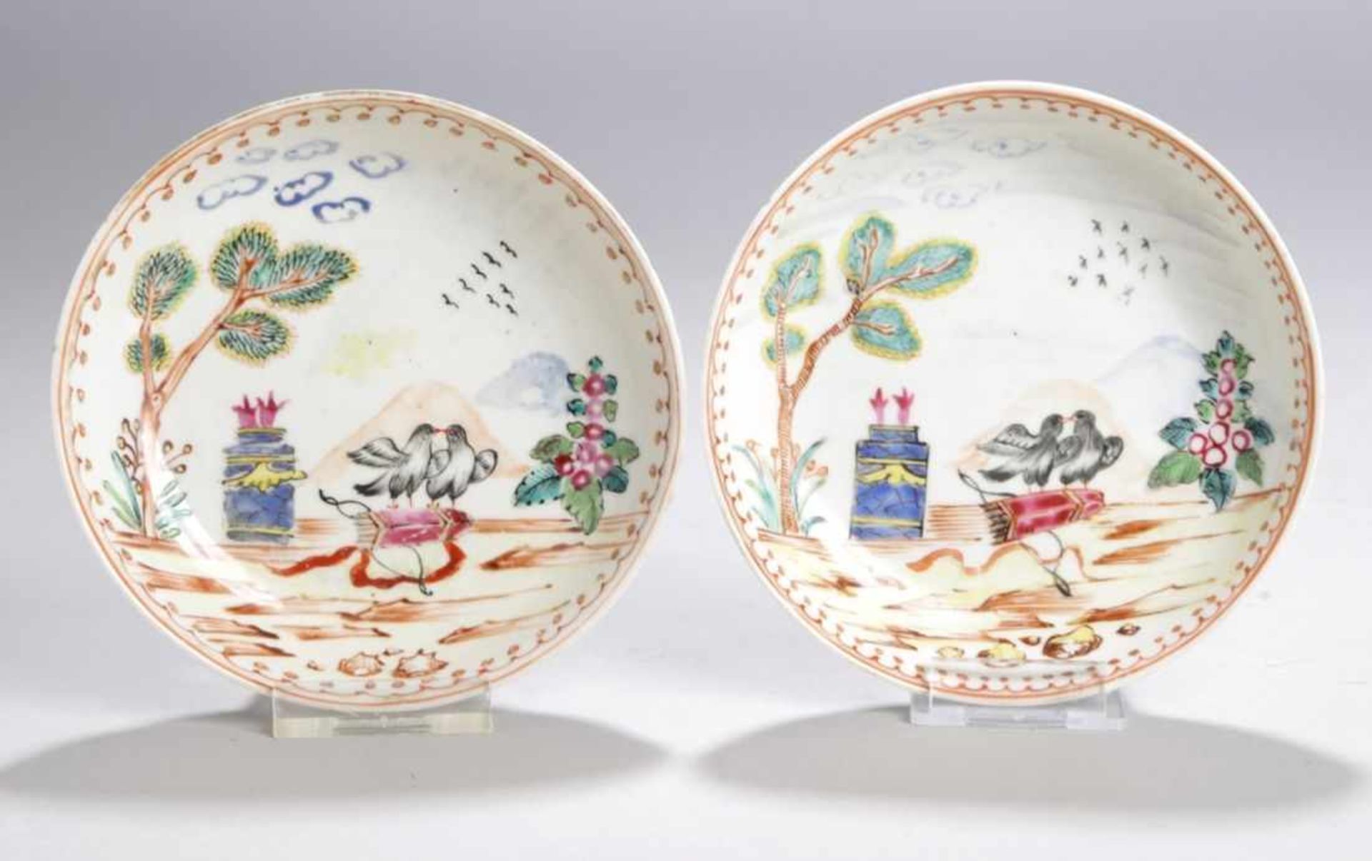 Ein Paar Porzellan-Schälchen bzw. Untertassen, China, 18. Jh., gemuldete Form, polychrom<