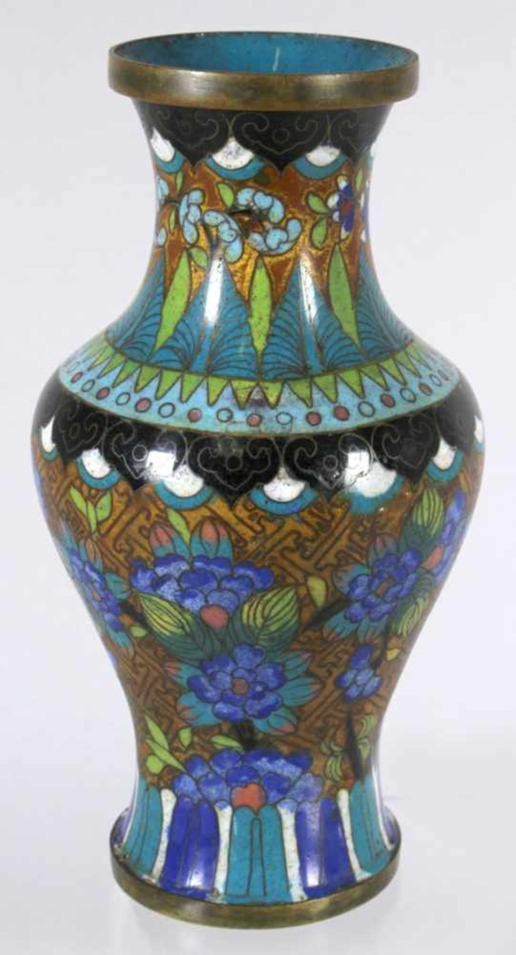 Cloisonné-Ziervase, China, 18./19. Jh., Balusterkorpus, polychrom ausemailliertes< - Bild 2 aus 3