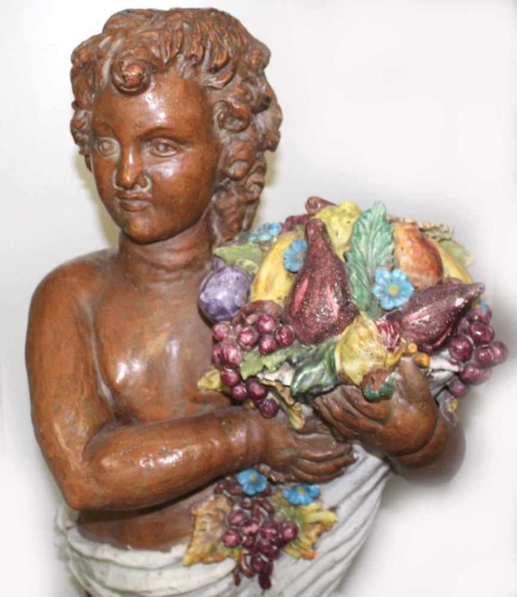 Terracotta-Gartenplastik, "Putto auf Säule", 2-tlg., wohl Österreich, um 1910, Säule als<br - Bild 2 aus 4