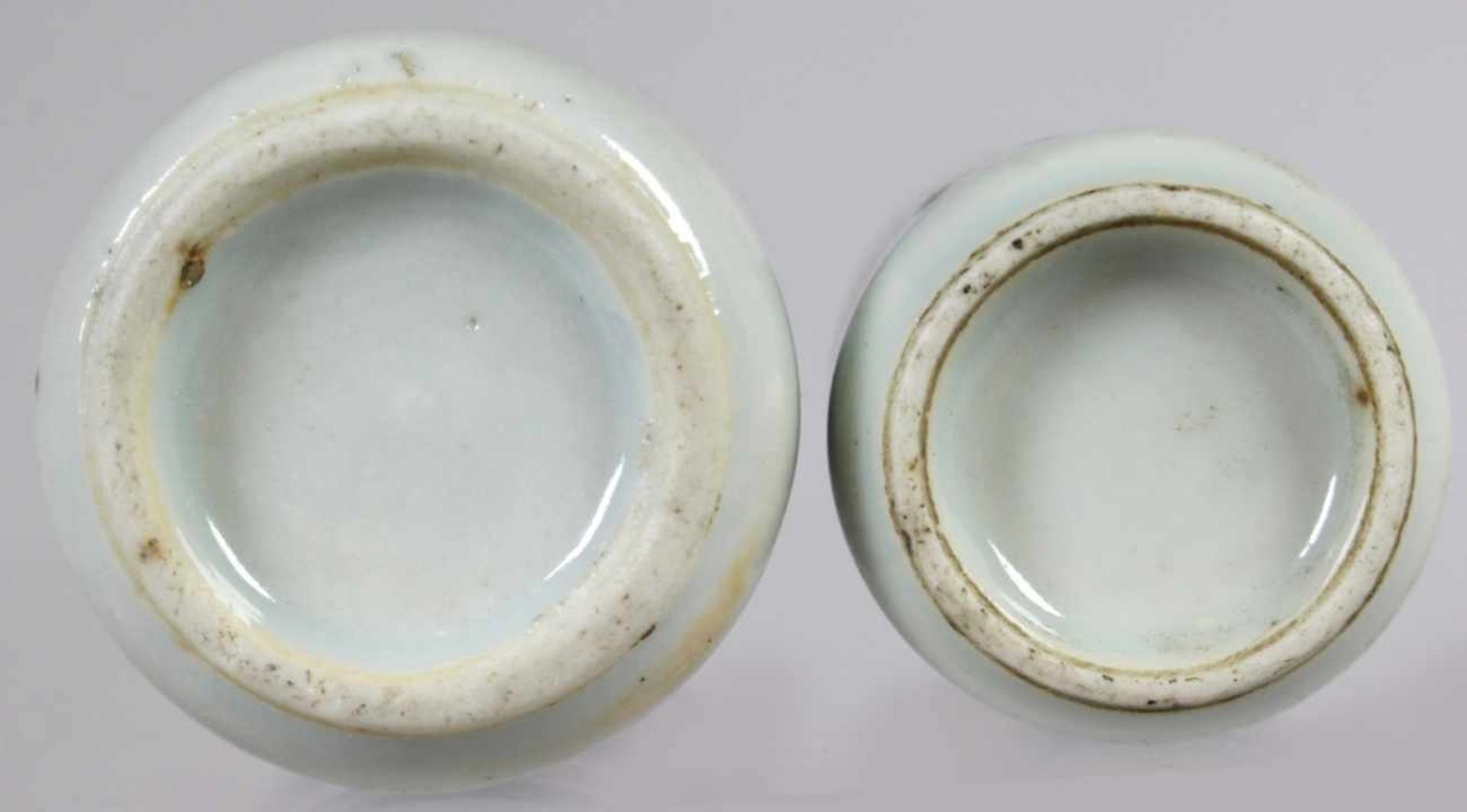 Zwei Porzellan-Snuffbottles, China, um 1900, Flaschenform mit eingezogenem Hals und - Bild 4 aus 4
