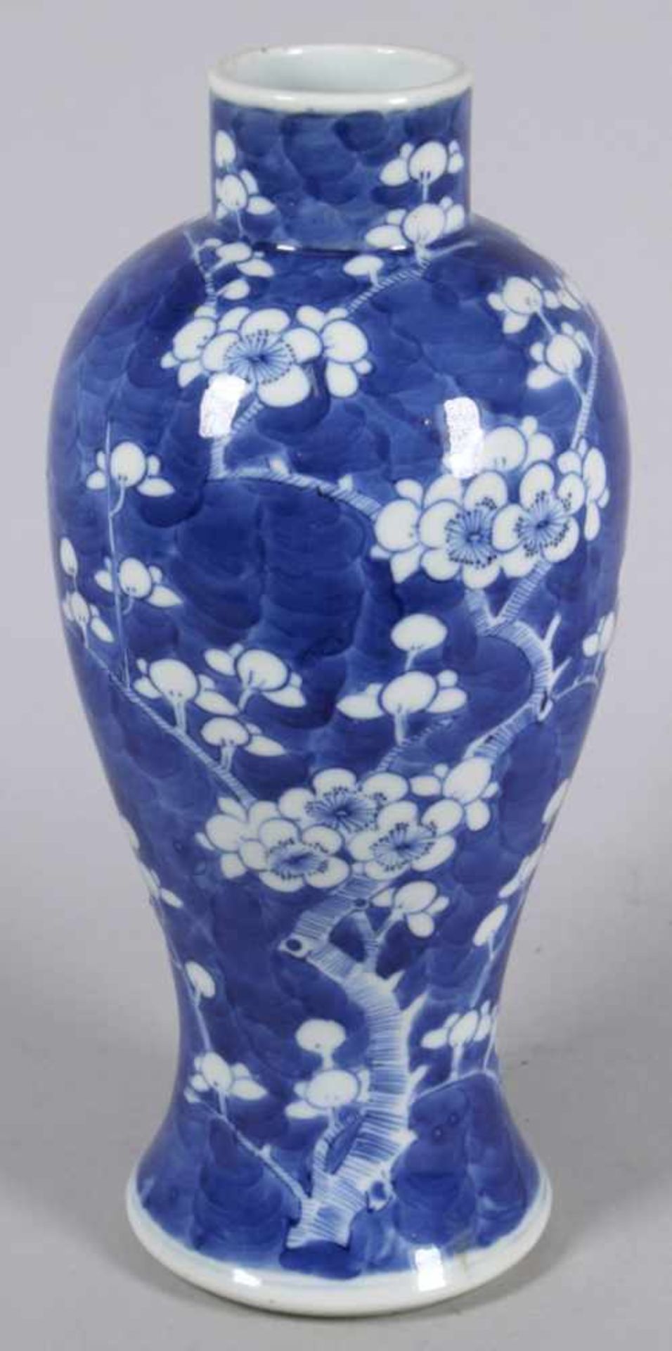 Porzellan-Ziervase, China, 19. Jh., ausgestellter Rundstand, einschwingender, schlanker - Bild 2 aus 4