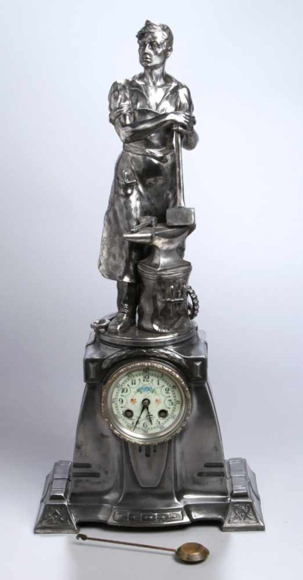 Britanniametall-Skulpturenuhr, WMF, um 1900-10, Ankerwerk, 1/2-Std.-Schlagwerk auf Glocke,