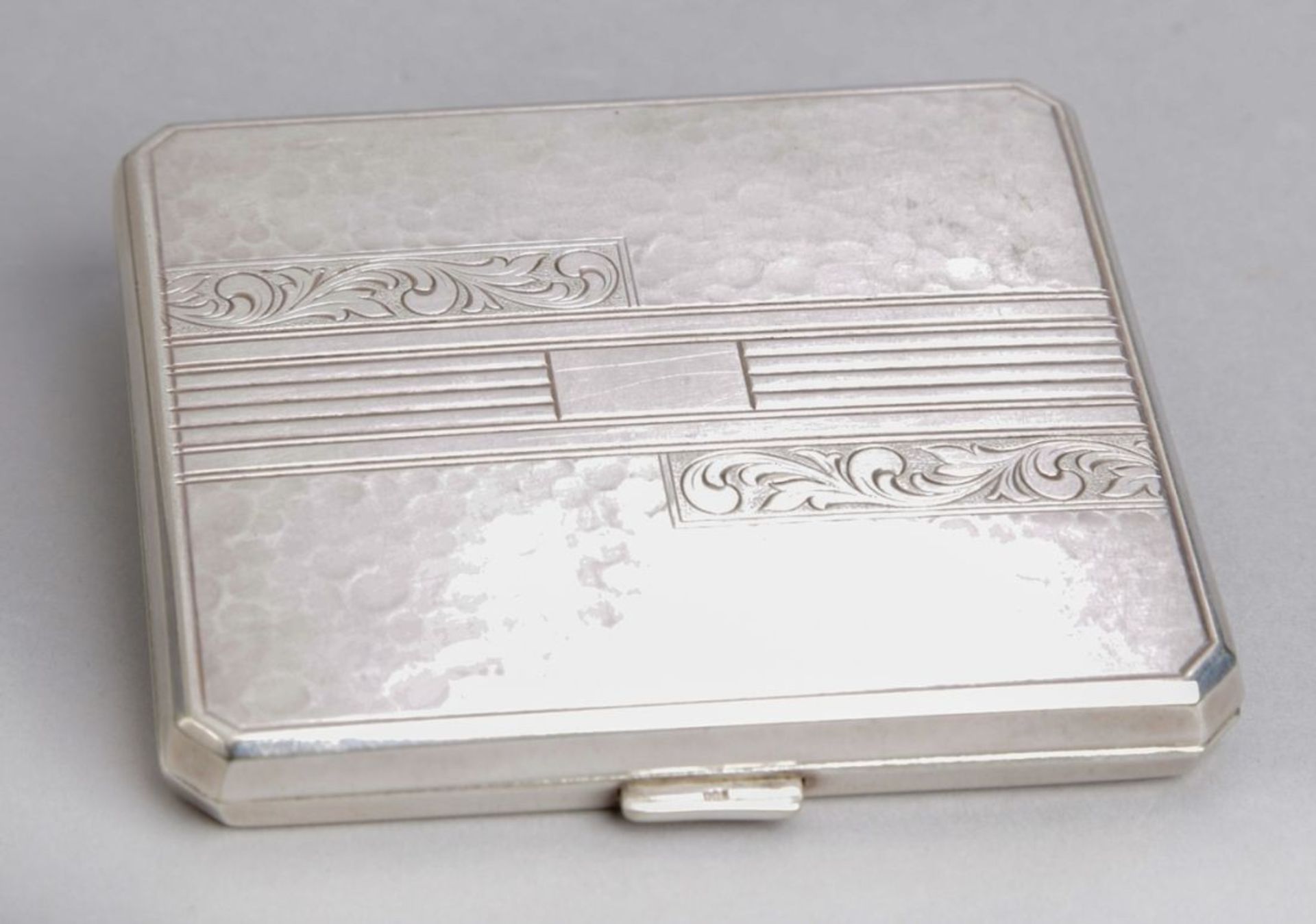 Zigaretten-Etui, wohl dt., um 1920, Silber 800, rechteckig, Wandung mit Hammerschlagdekor,