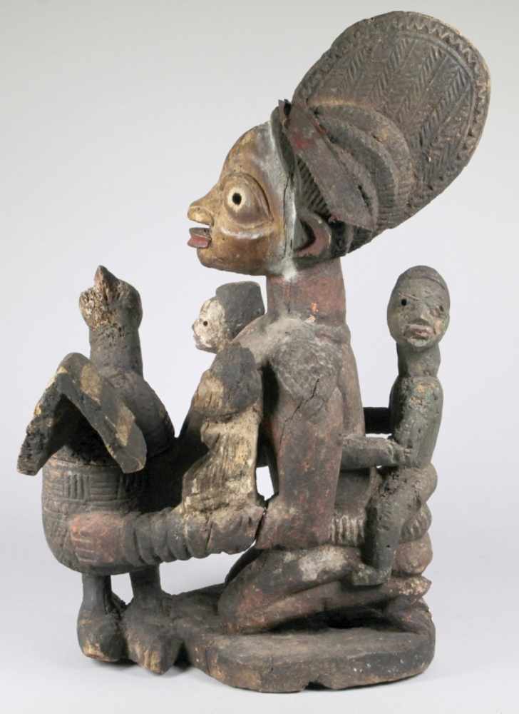 Mutter-Figur bzw. Schalenträgerin, Yoruba, Nigeria, auf Flachplinthe kniende, weibliche< - Image 2 of 5