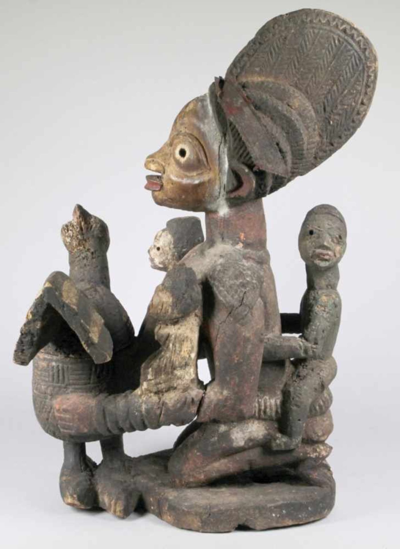 Mutter-Figur bzw. Schalenträgerin, Yoruba, Nigeria, auf Flachplinthe kniende, weibliche< - Bild 2 aus 5