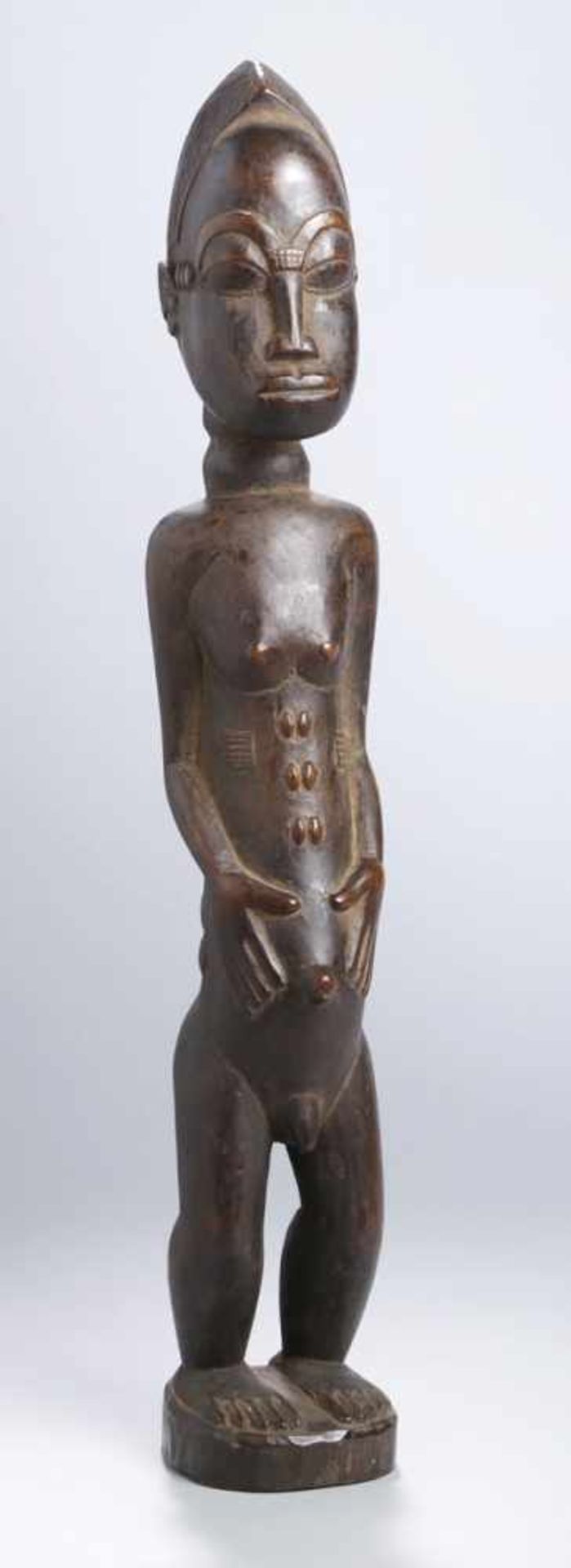 Ahnen-Figur, Baule, Elfenbeinküste, auf kleiner, rundlicher Plinthe vollplastische,<