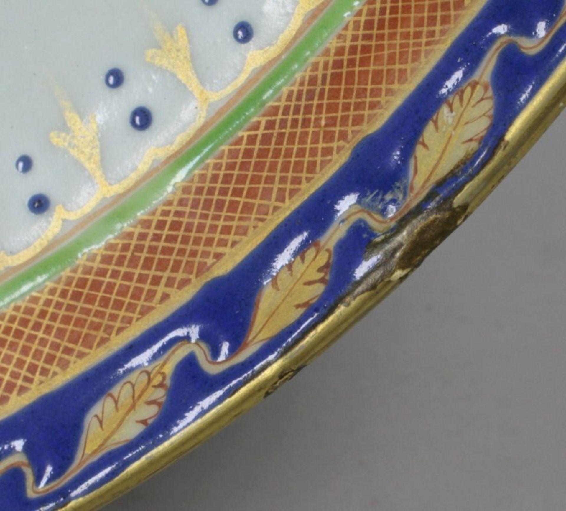 Porzellan-Zierteller, China, wohl 18. Jh., über kleinem Standring runde, gemuldete Form,< - Bild 5 aus 5