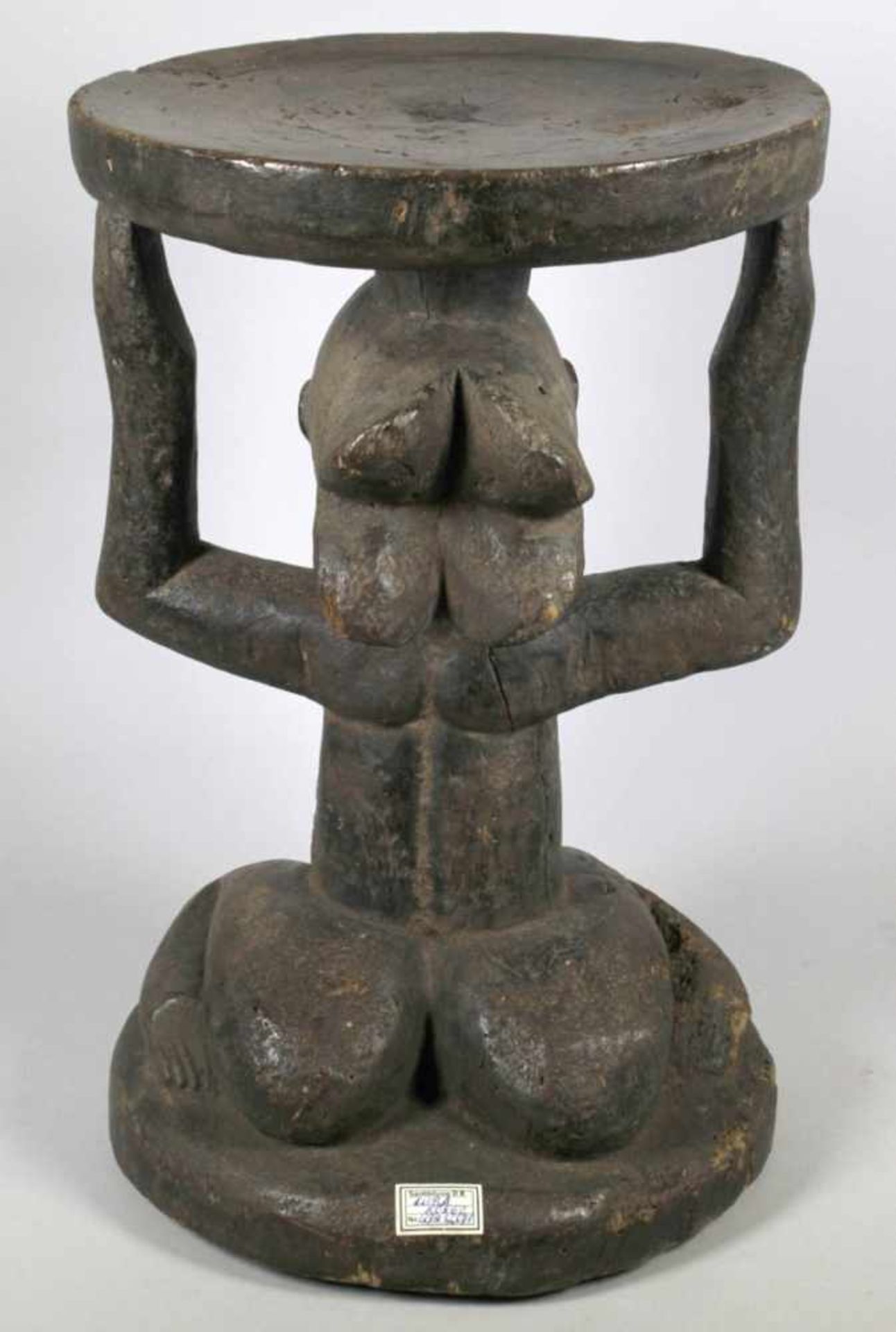 Karyatiden-Hocker, Luba, Kongo, über rundem, gewölbtem Sockel plastische, weibliche,<b - Bild 4 aus 5