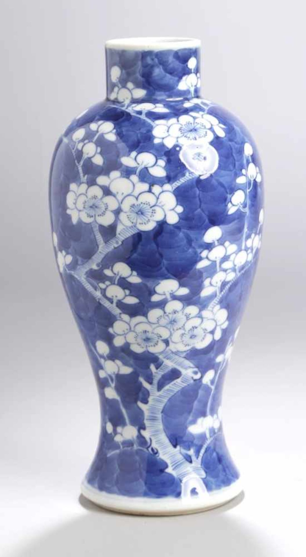 Porzellan-Ziervase, China, 19. Jh., ausgestellter Rundstand, einschwingender, schlanker