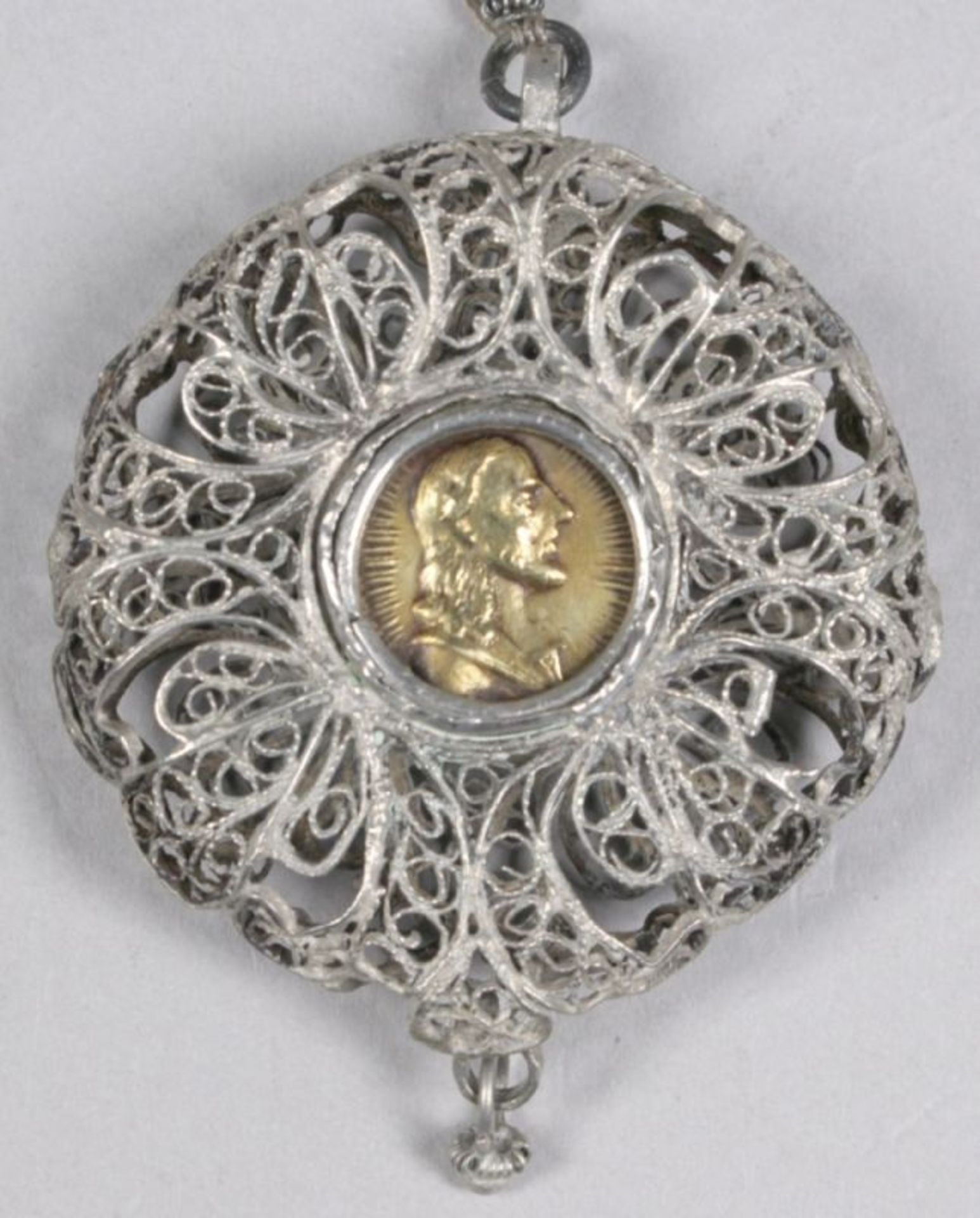 Rosenkranz, 19. Jh., gefertigt aus durchbrochen gearbeiteten Silberkügelchen, rundes,< - Bild 2 aus 2