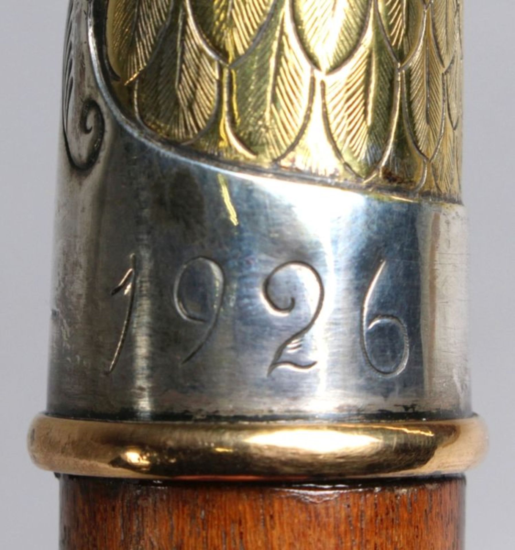 Spazierstock, wohl Belgien, um 1920, brauner Holzschaft, Griff aus Silber, vergoldet, - Bild 5 aus 5