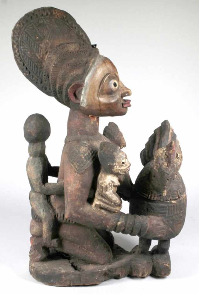 Mutter-Figur bzw. Schalenträgerin, Yoruba, Nigeria, auf Flachplinthe kniende, weibliche< - Image 4 of 5