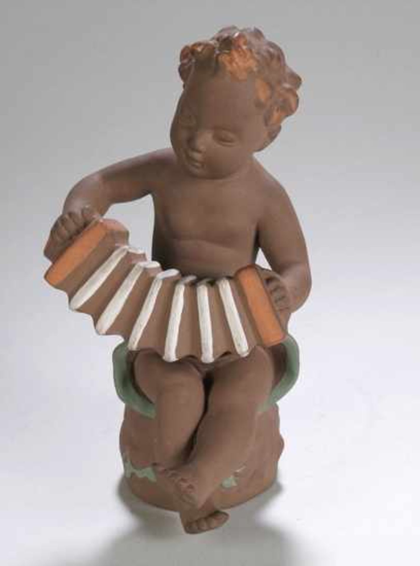 Keramik-Figur, "Putto mit Ziehharmonika", Karlsruher Majolika, um 1937-62, Entw.: Max