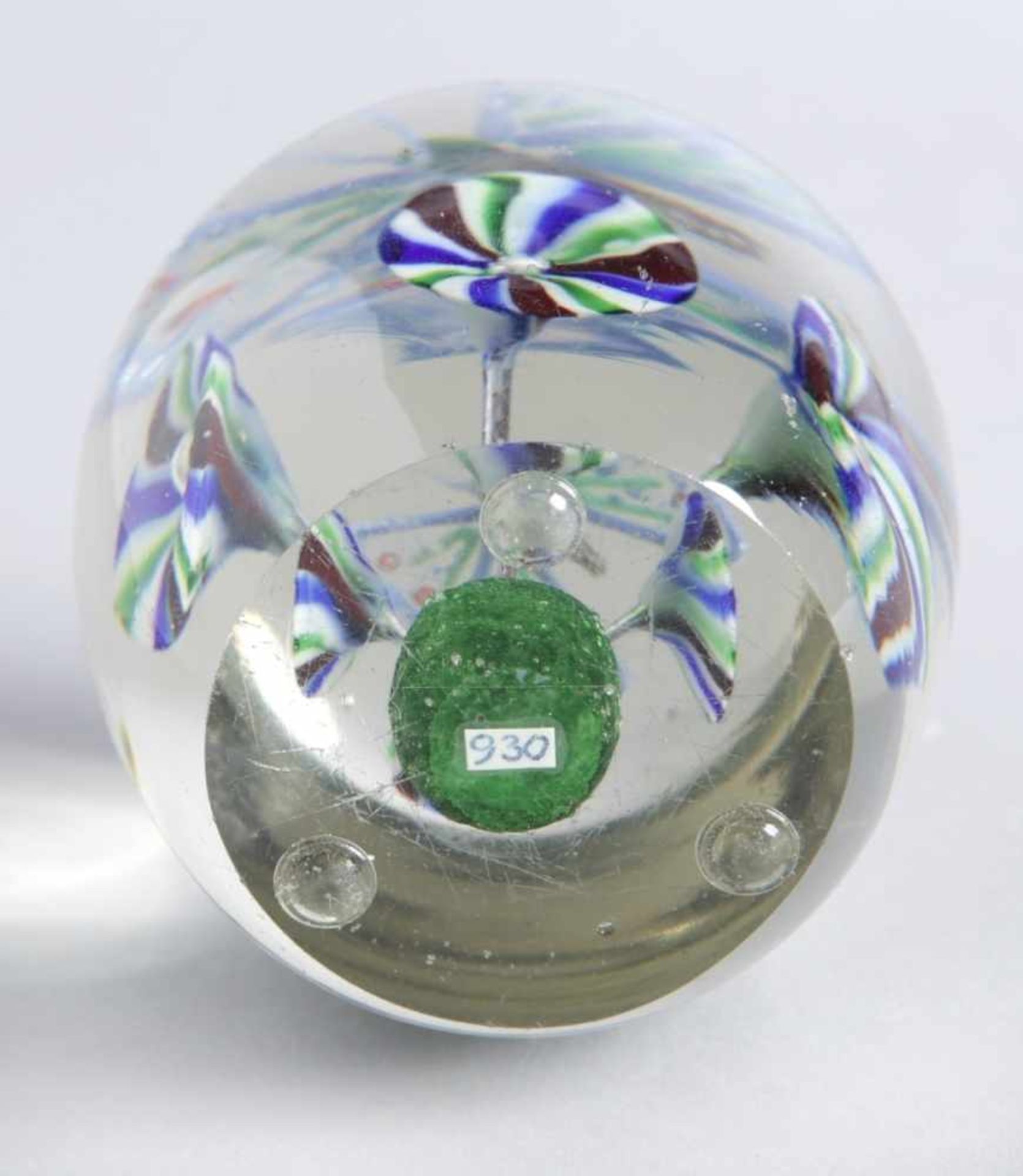 Glas-Paperweight, Böhmen/Tschechoslowakei, um 1900-25, über plan geschliffener Standfläche<br - Bild 3 aus 3