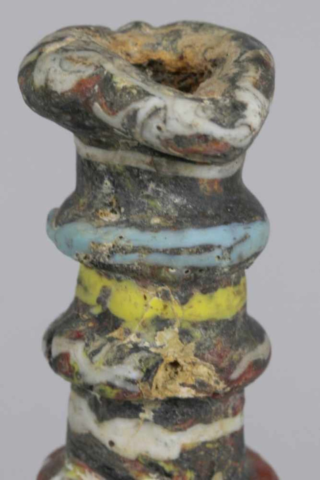 Glas-Tränenflasche, wohl Orient, schlanker Korpus mit gerilltem Hals und ausgestellter< - Bild 4 aus 5