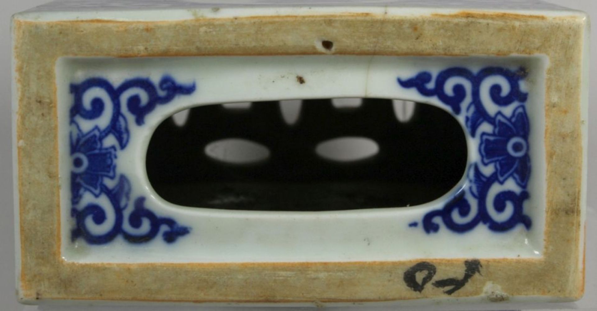 Porzellan-Nackenstütze bzw. Handwärmer, China, 1. Hälfte 20. Jh., quaderförmiger Korpus,2-seitig - Bild 2 aus 2