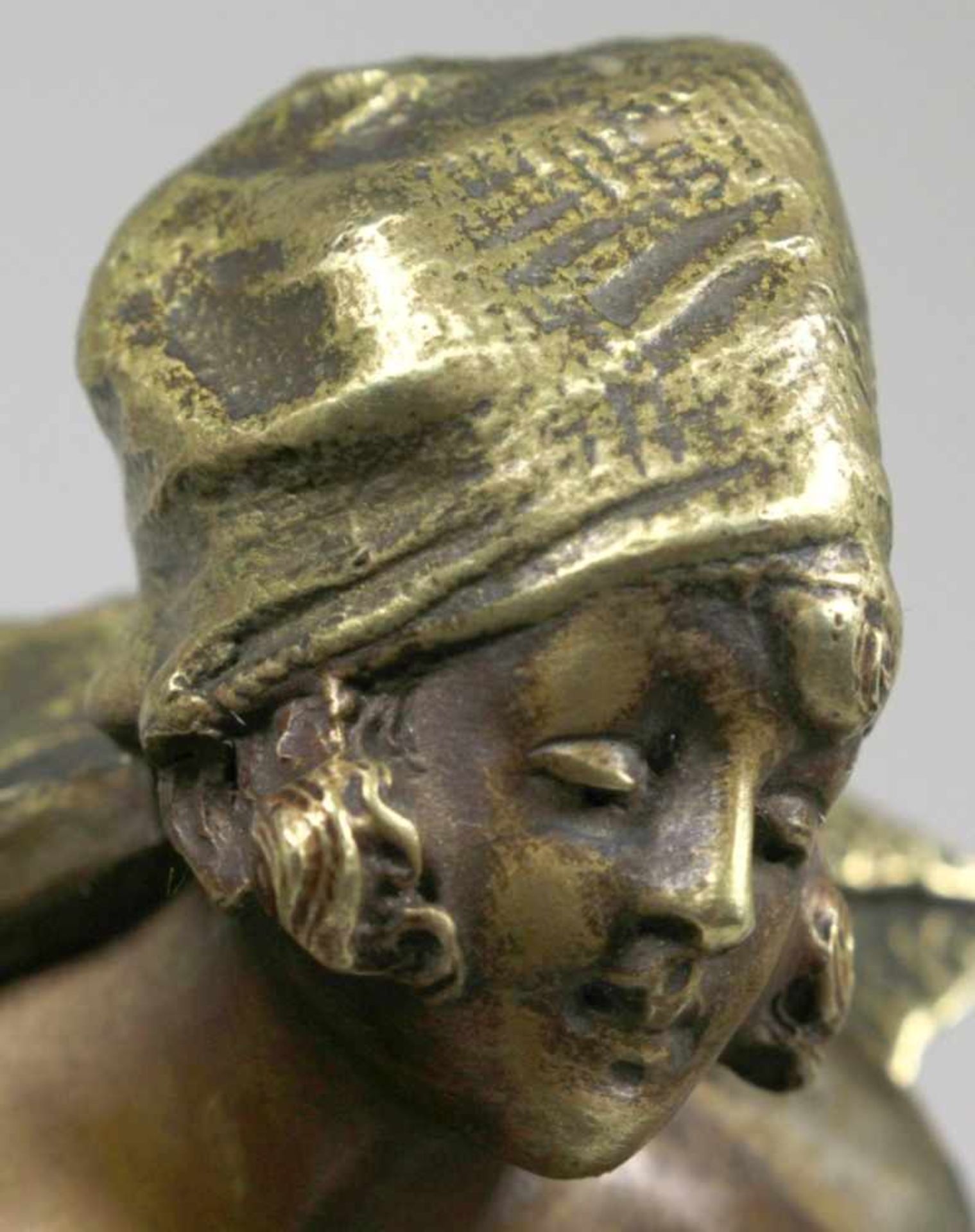 Bronze-Erotikaplastik, "Dame in Mantel mit Muff bzw. Dame als stehender Akt", Bergmann,Wien, um - Bild 6 aus 7