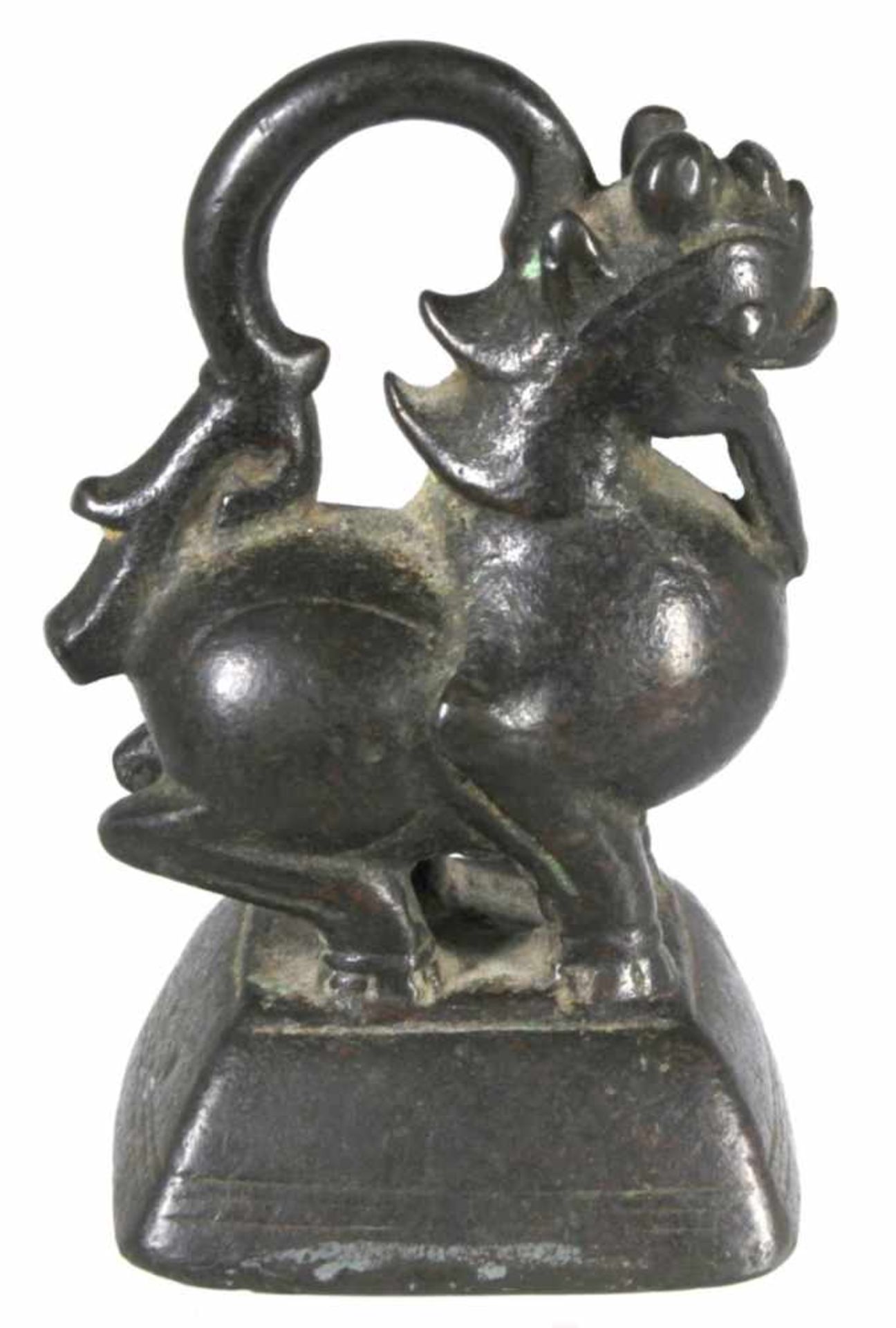 Bronze-Opiumgewicht, Burma, 18. Jh., gearbeitet in Form von Löwe mit Henkel auf Sockel,schöne, - Bild 2 aus 3