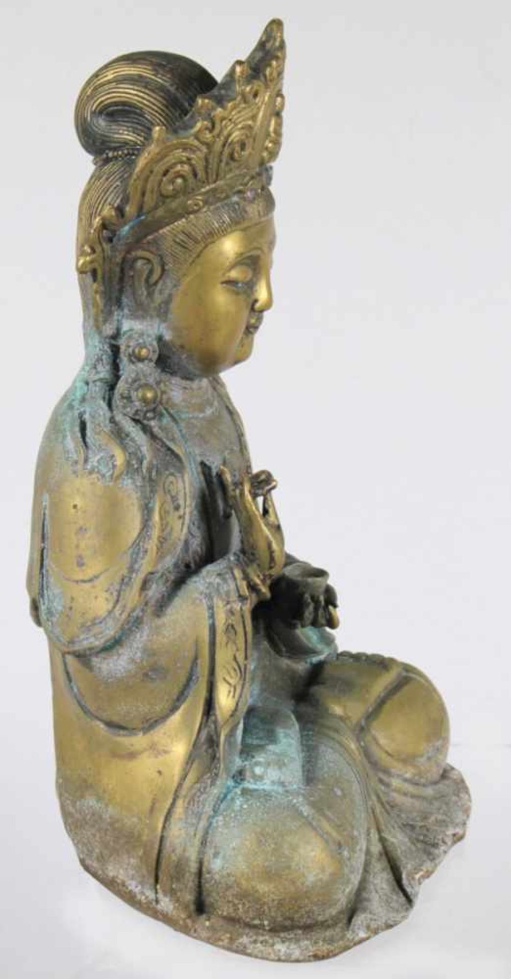 Bronze-Buddha, China, 20. Jh., vollplastische Darstellung in Meditationssitz infaltenreich - Bild 2 aus 4