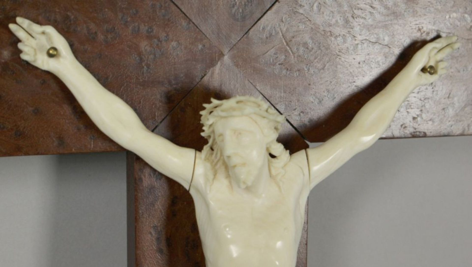 Elfenbein-Corpus Christi an Holzkreuz, Frankreich, um 1900, Wurzelholz furniertesWandkreuz, an den - Bild 2 aus 2