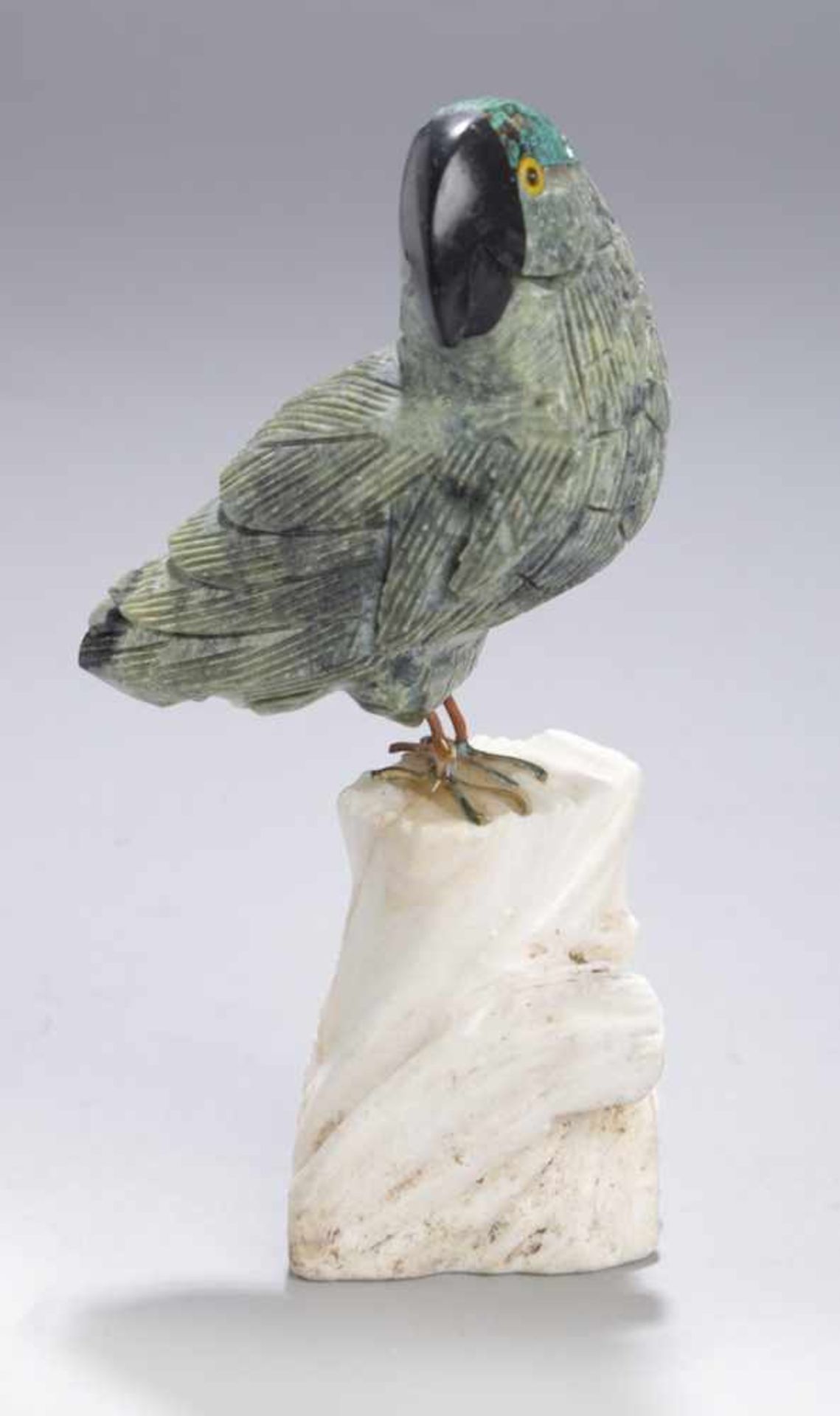 Stein-Vogel, auf Sockel hockende, vollplastische Darstellung mit zur Seite gedrehtem Kopf,geschnitzt