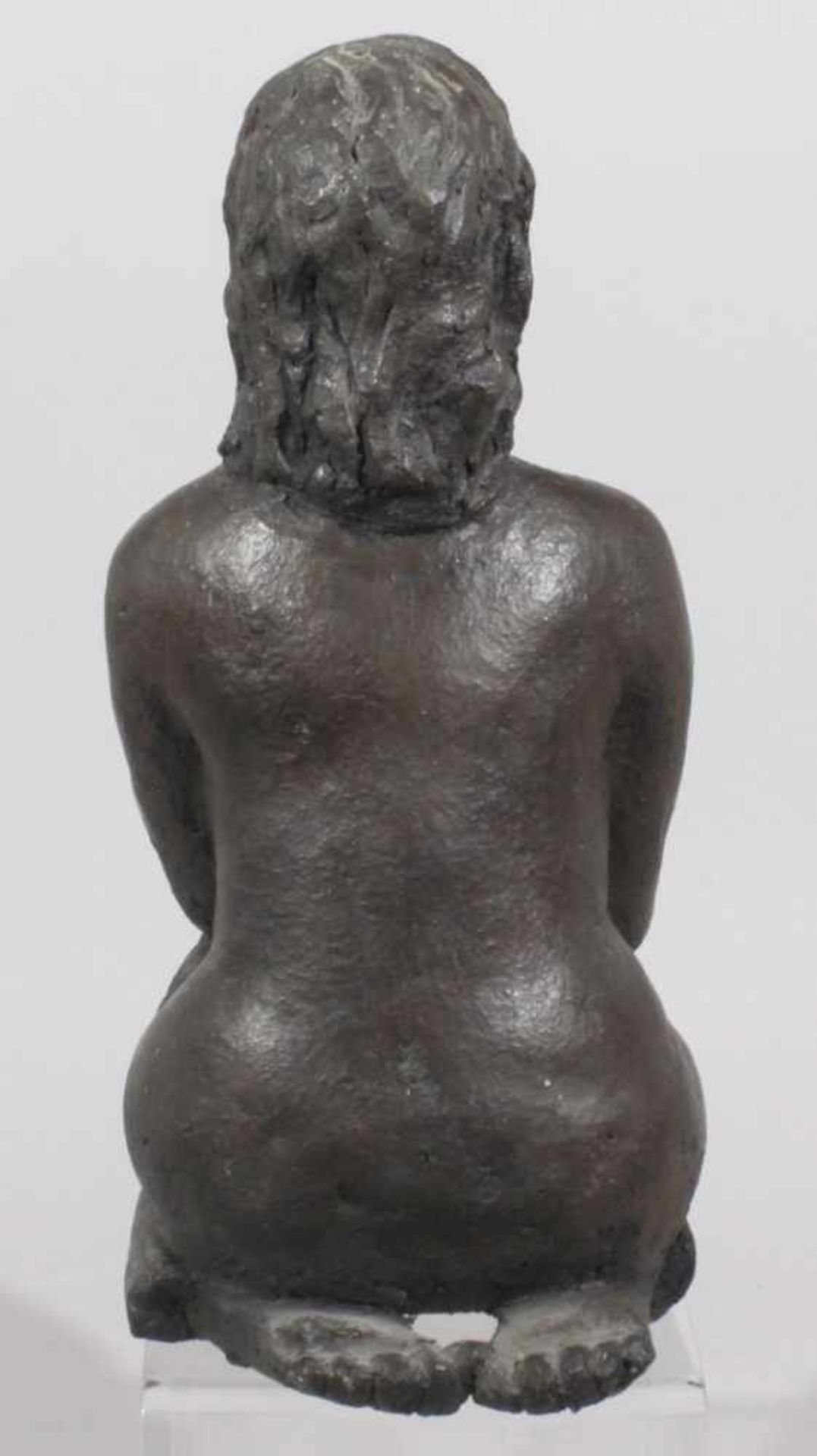 Terracotta-Figur, "Kniende Frau", monogrammierende, zeitgenössische, wohl DarmstädterKünstlerin, - Bild 2 aus 3