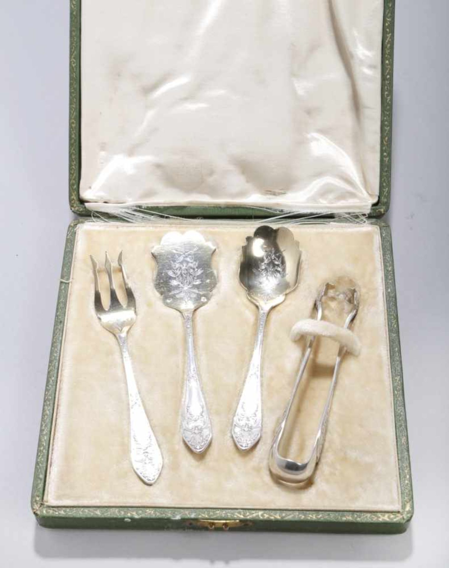 Vorlege- bzw. Petit Four Besteck, 4-tlg, Frankreich, um 1900, Silber 950, reich verziertmit