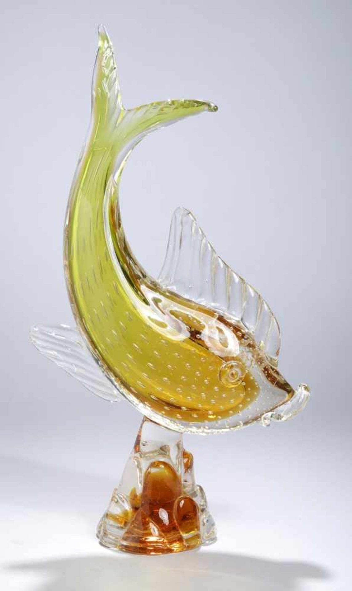 Glas-Tierplastik, "Fisch", Murano, 50/60er Jahre, auf konischem Sockel plastischeDarstellung eines