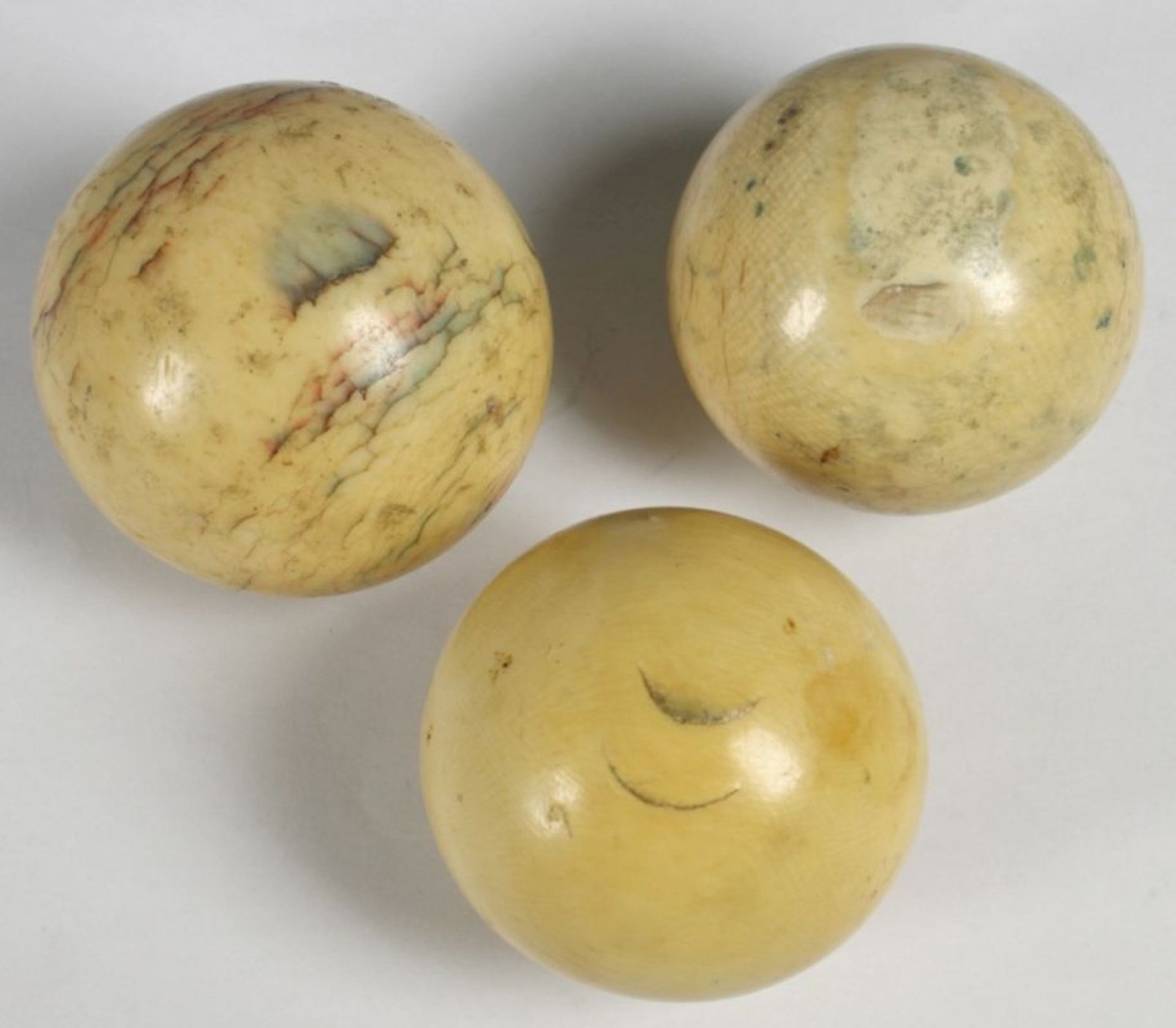Fünf Elfenbein-Kugeln, 19. Jh., schön gewachsene Alterspatina mit teils - Bild 2 aus 2