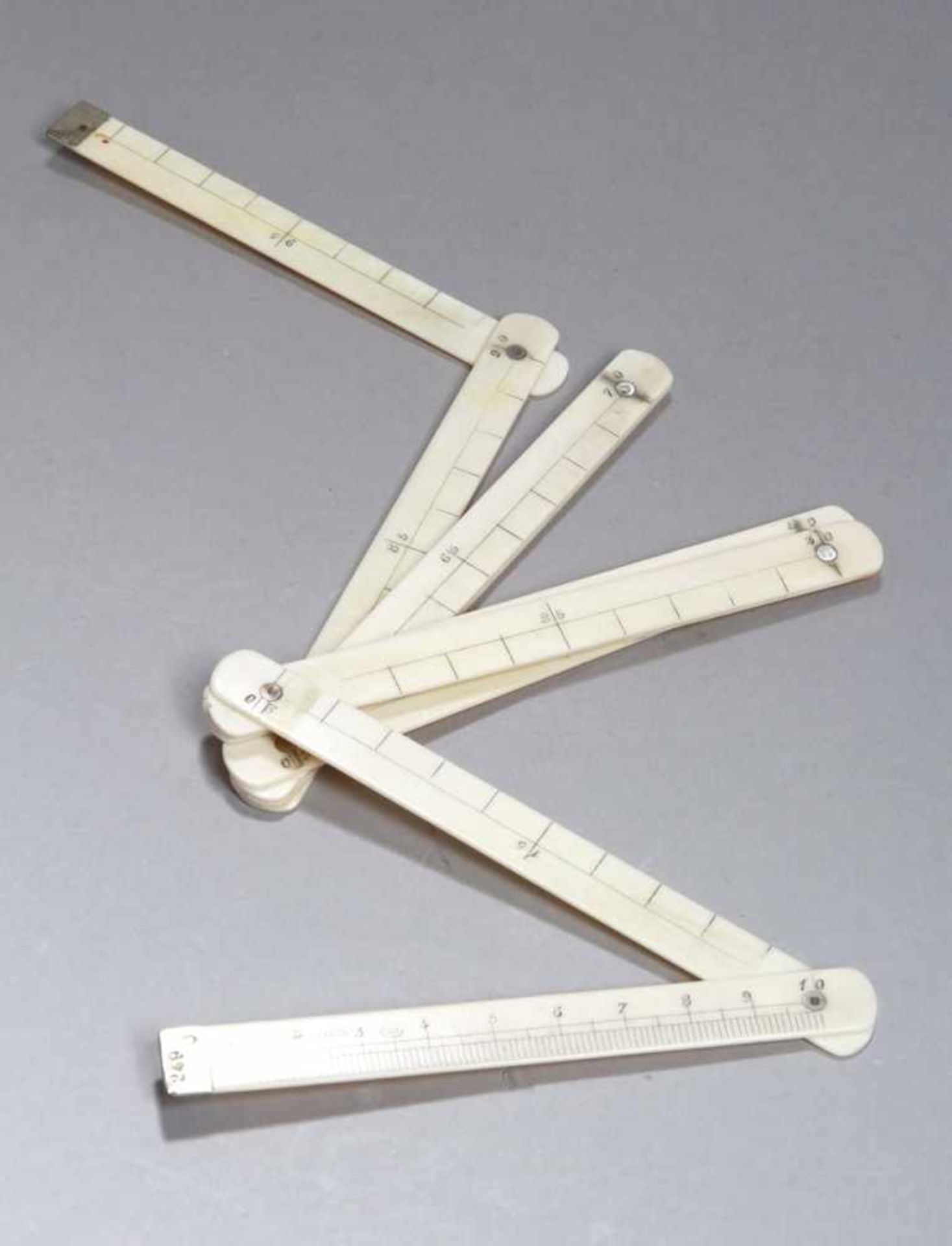 Elfenbein-Metermaß, um 1900, gefertigt aus einzelnen Gliedern mit Skalierung,