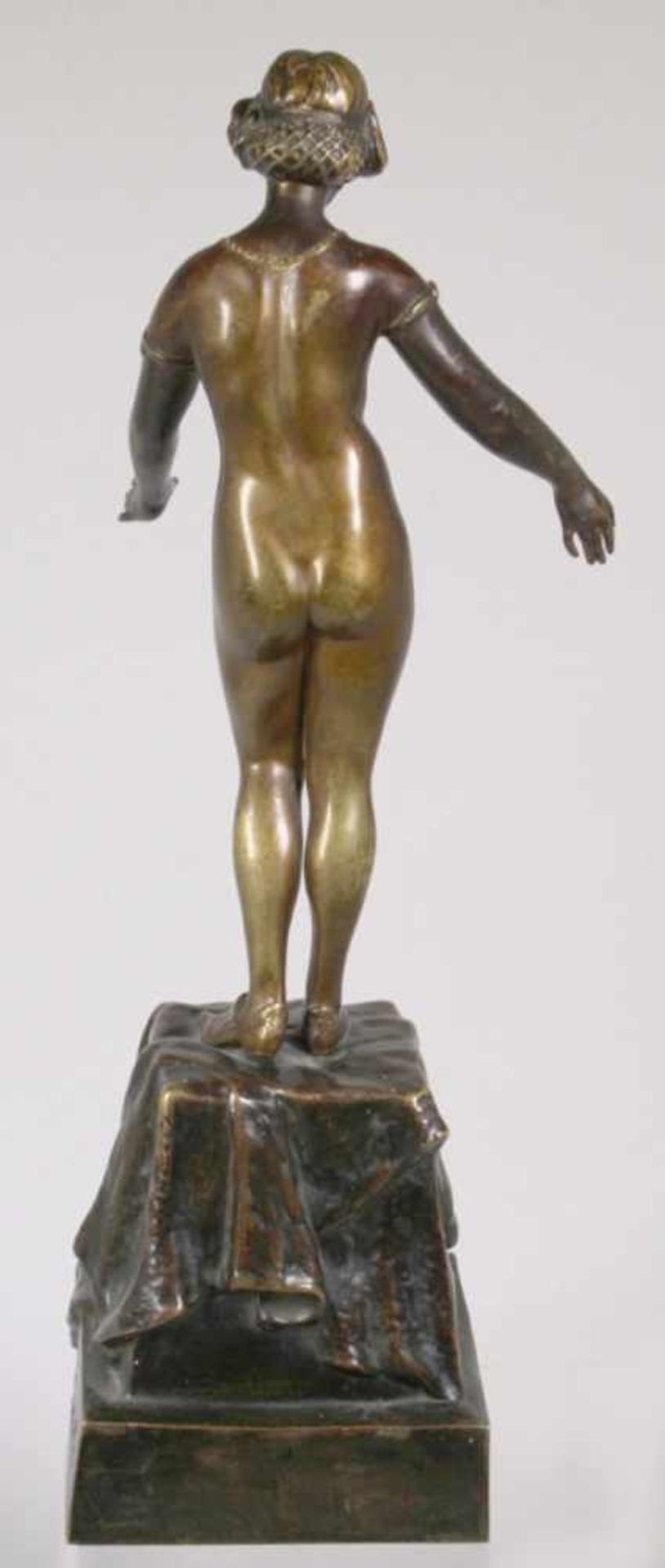 Bronze-Plastik, "Stehender, weiblicher Akt", Curts, T., Bildhauer des 19./20. Jh.,vollplastische - Bild 2 aus 4