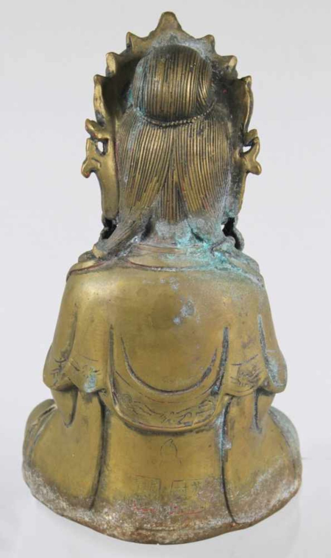 Bronze-Buddha, China, 20. Jh., vollplastische Darstellung in Meditationssitz infaltenreich - Bild 3 aus 4