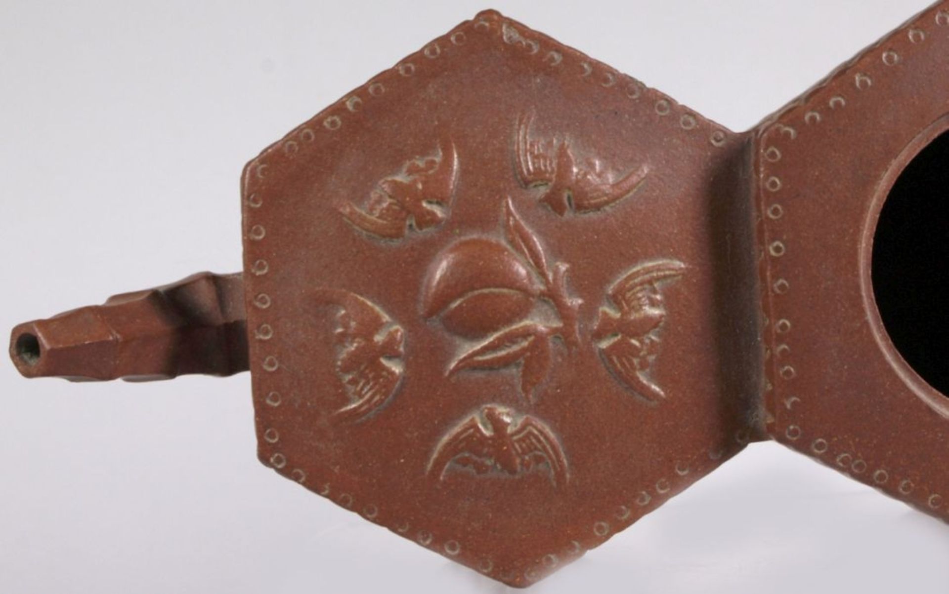 Terracotta-Teekännchen, China, 20. Jh., sechseckiger, zylindrischer Doppelkorpus mitastartig - Bild 3 aus 6